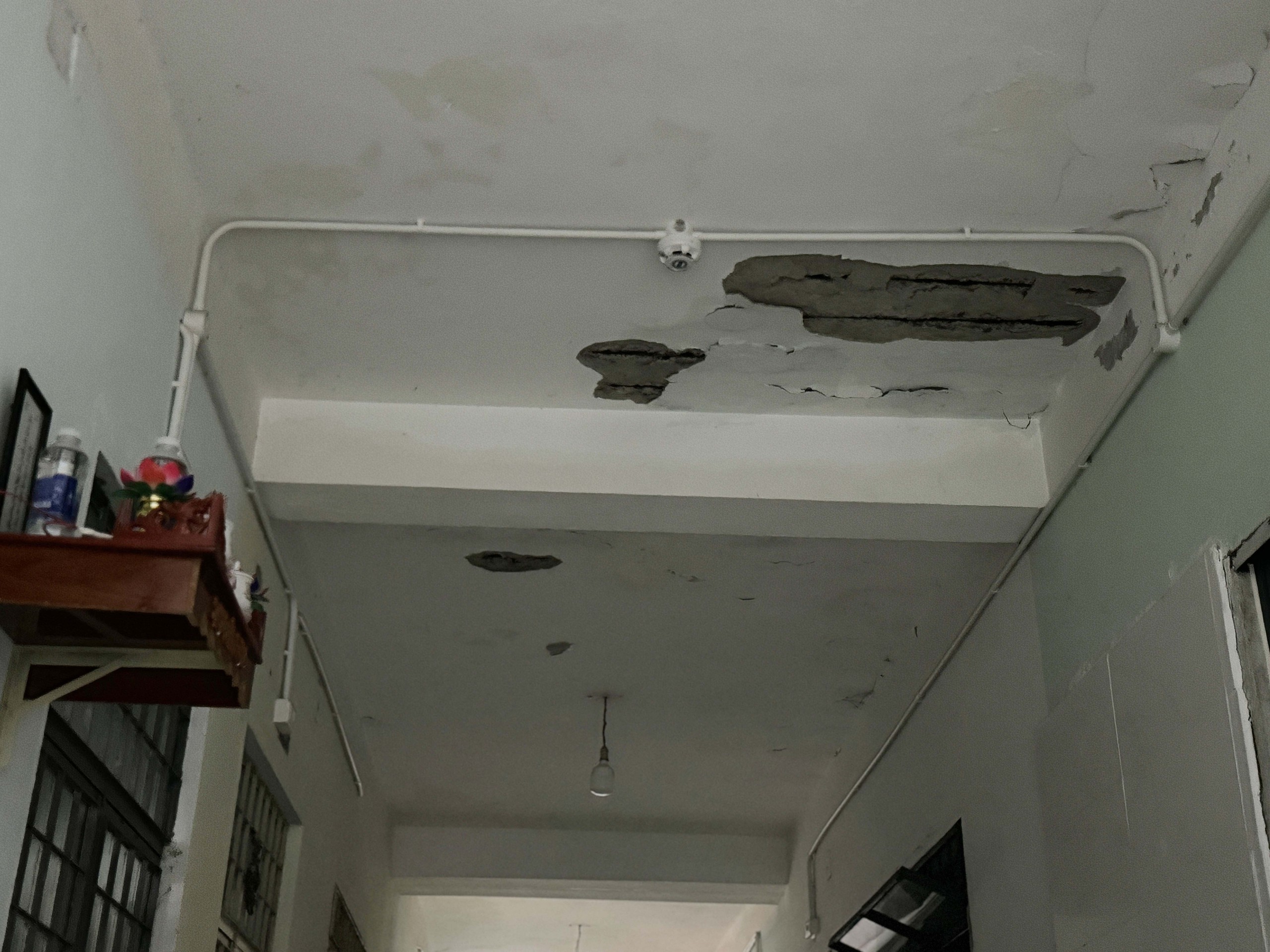 Nơm nớp lo b&ecirc;-t&ocirc;ng rơi tr&uacute;ng đầu trong chung cư xuống cấp ở Đ&agrave; Nẵng- Ảnh 8.