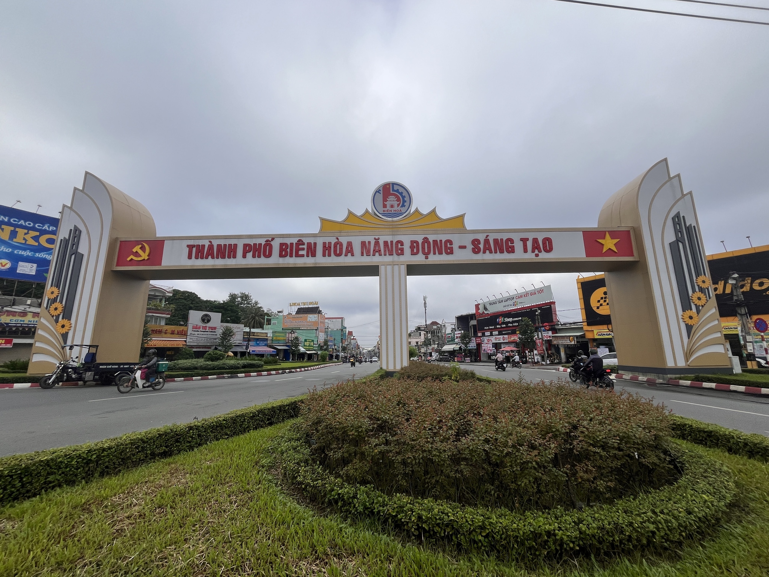 Cận cảnh 4 cổng ch&agrave;o hơn 11 tỉ đồng tại cửa ng&otilde; TP Bi&ecirc;n Ho&agrave; được nhiều người quan t&acirc;m- Ảnh 4.