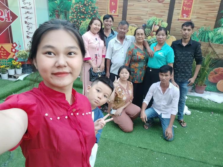 Nhờ cuộc sống ổn định, sức khỏe được đảm bảo hơn, chị Nguyễn Thị Anh Đ&agrave;o (&aacute;o xanh) y&ecirc;n t&acirc;m gắn b&oacute; với h&atilde;ng Xanh SM hơn một năm qua
