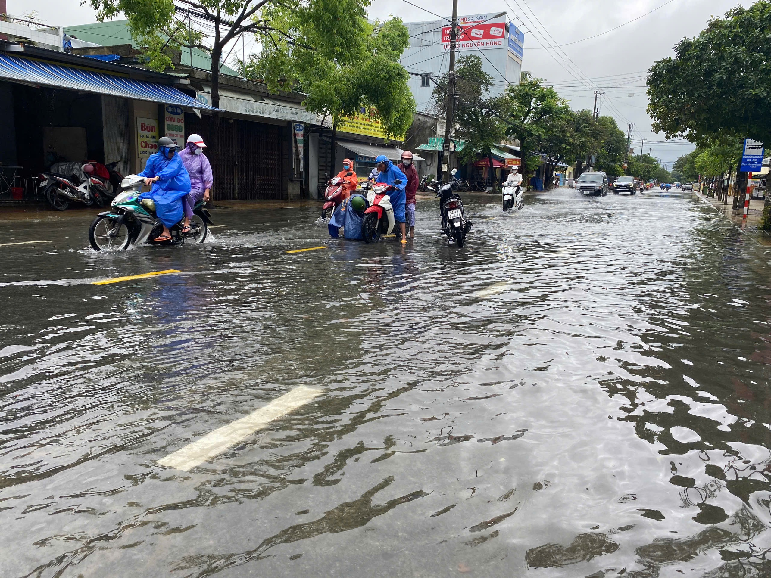 TP Đồng Hới và TP Tam Kỳ ngập nặng do mưa lớn kéo dài- Ảnh 19.