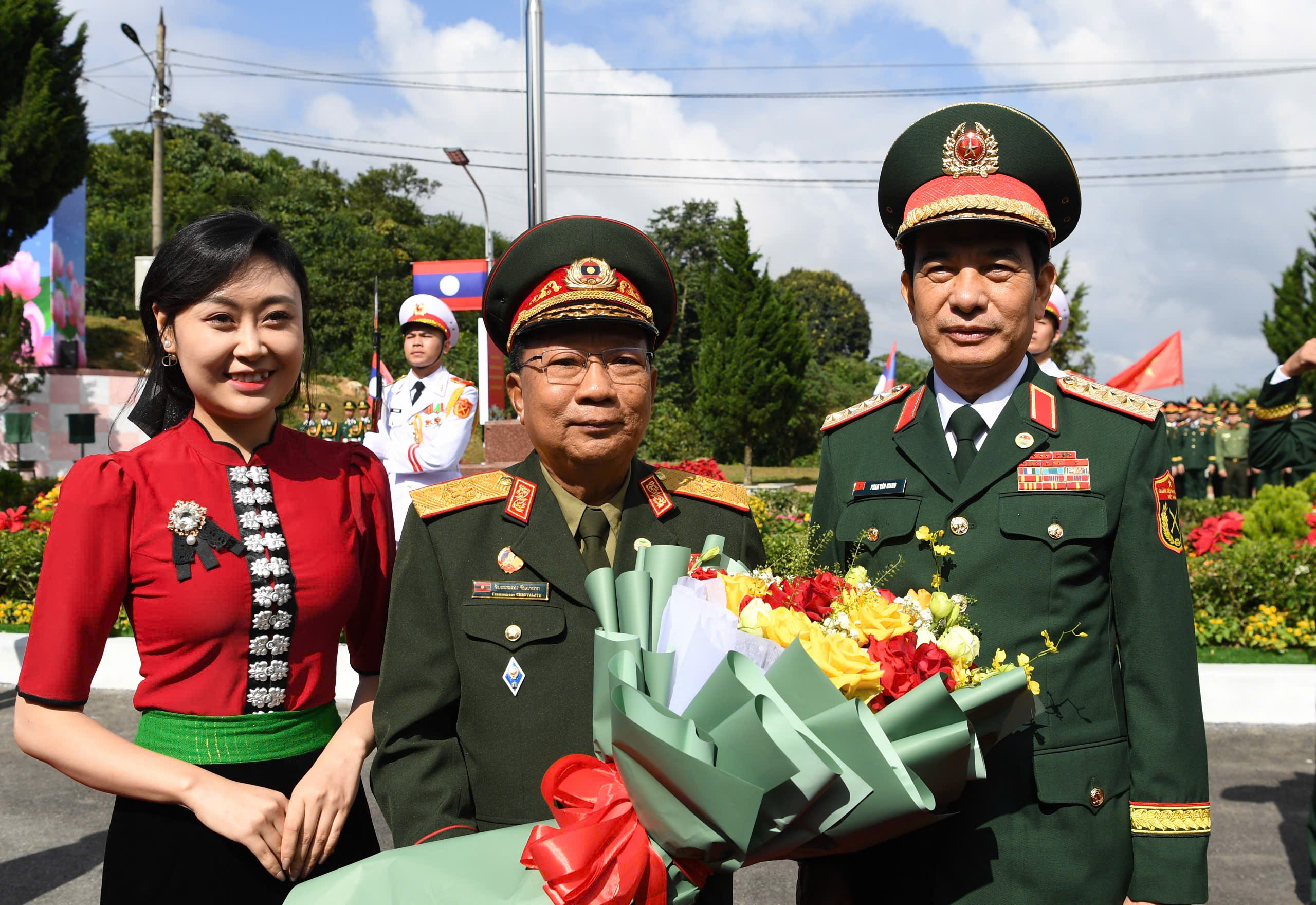 Hai Bộ trưởng Quốc ph&ograve;ng Việt Nam - L&agrave;o duyệt đội danh dự Qu&acirc;n đội Việt Nam ở bi&ecirc;n giới- Ảnh 2.