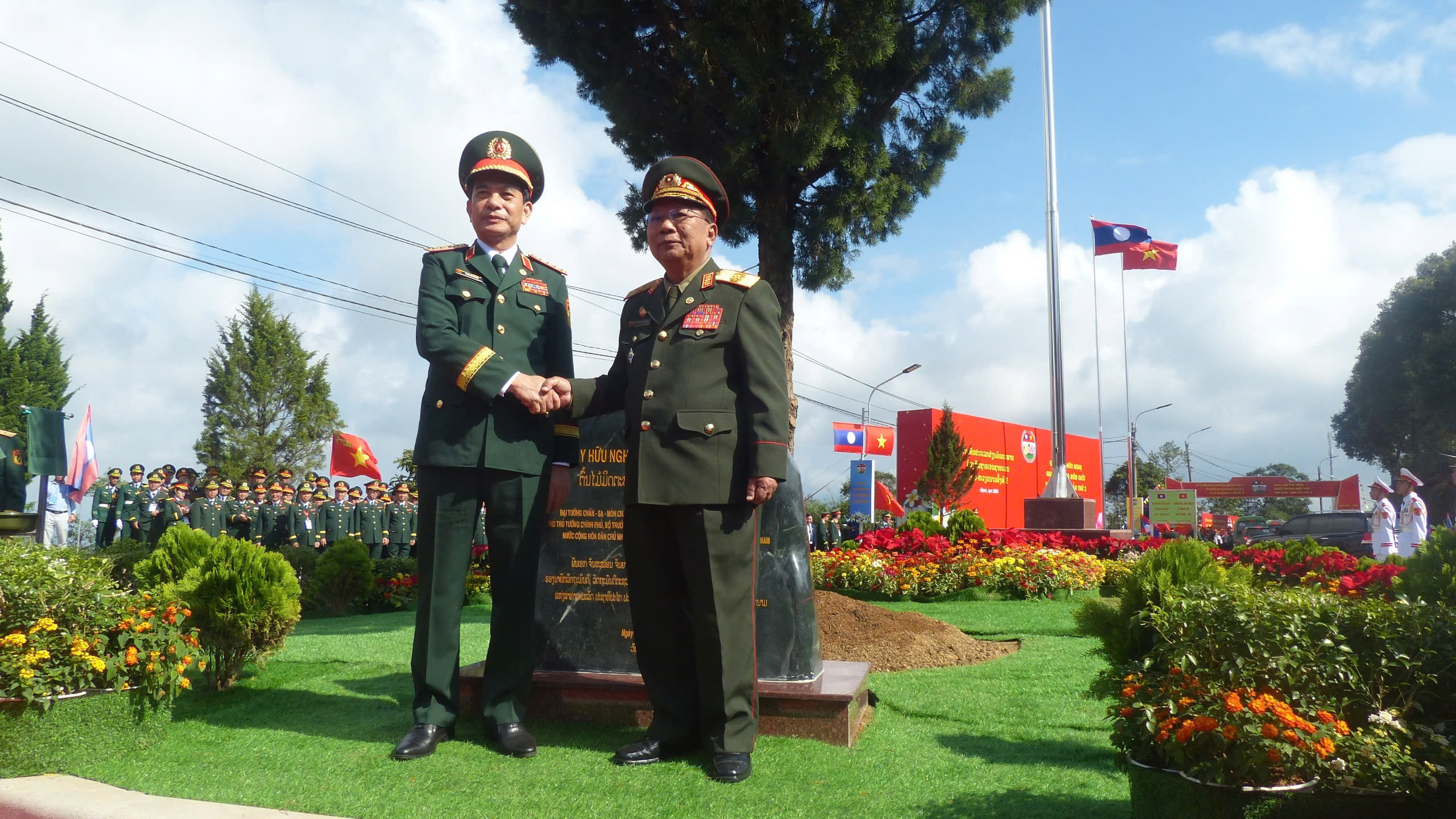 Hai Bộ trưởng Quốc ph&ograve;ng Việt Nam - L&agrave;o duyệt đội danh dự Qu&acirc;n đội Việt Nam ở bi&ecirc;n giới- Ảnh 5.