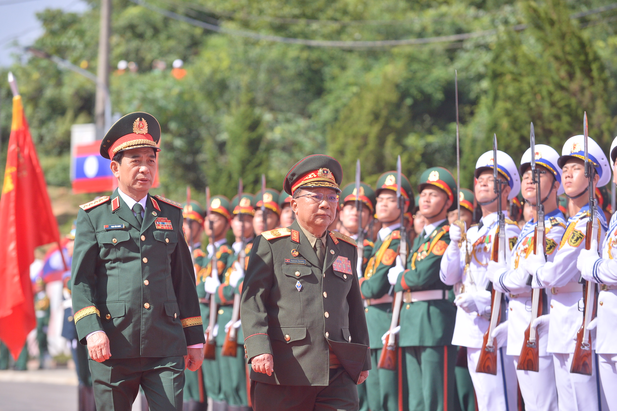 Hai Bộ trưởng Quốc ph&ograve;ng Việt Nam - L&agrave;o duyệt đội danh dự Qu&acirc;n đội Việt Nam ở bi&ecirc;n giới- Ảnh 3.