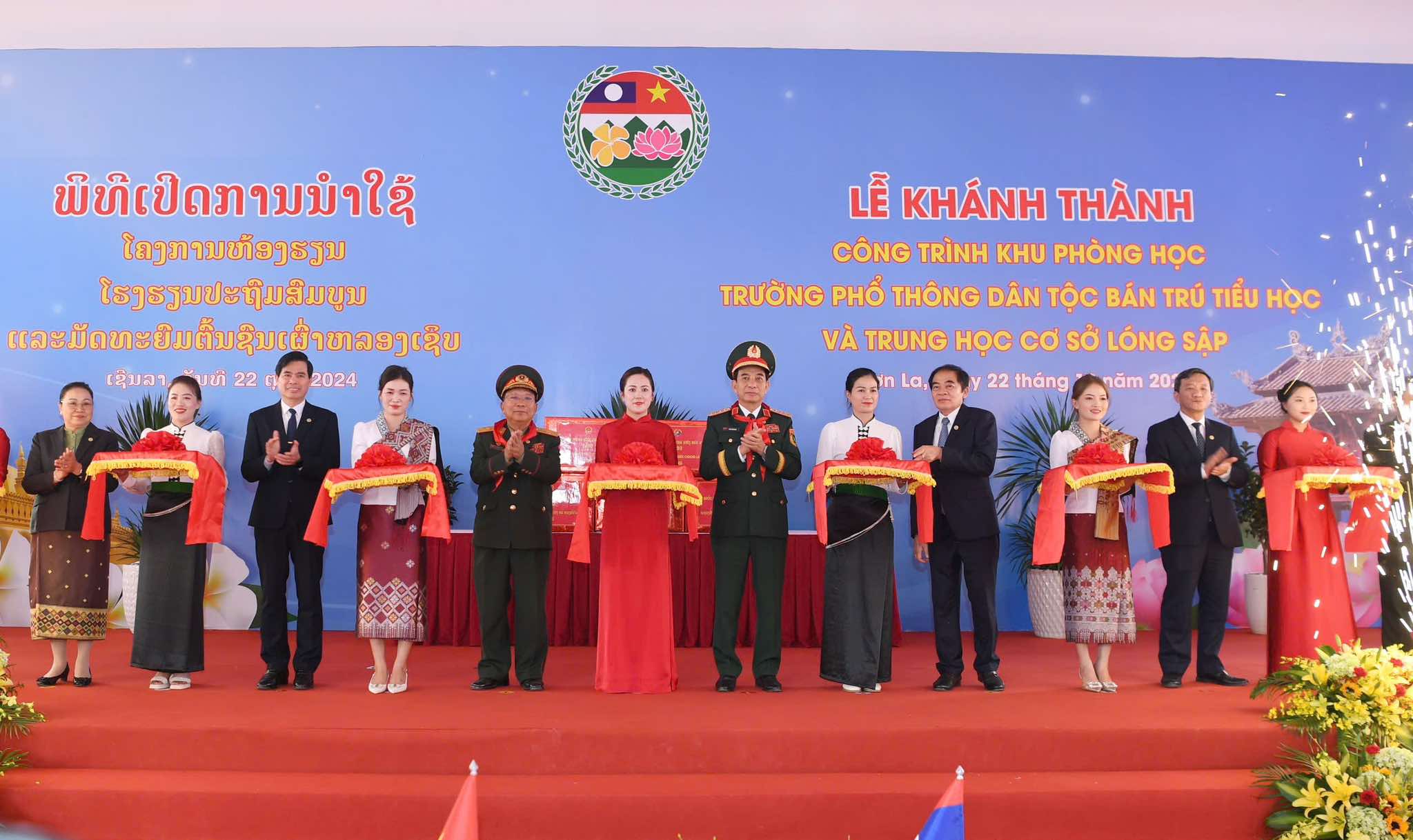 Hai Bộ trưởng Quốc ph&ograve;ng Việt Nam - L&agrave;o duyệt đội danh dự Qu&acirc;n đội Việt Nam ở bi&ecirc;n giới- Ảnh 11.