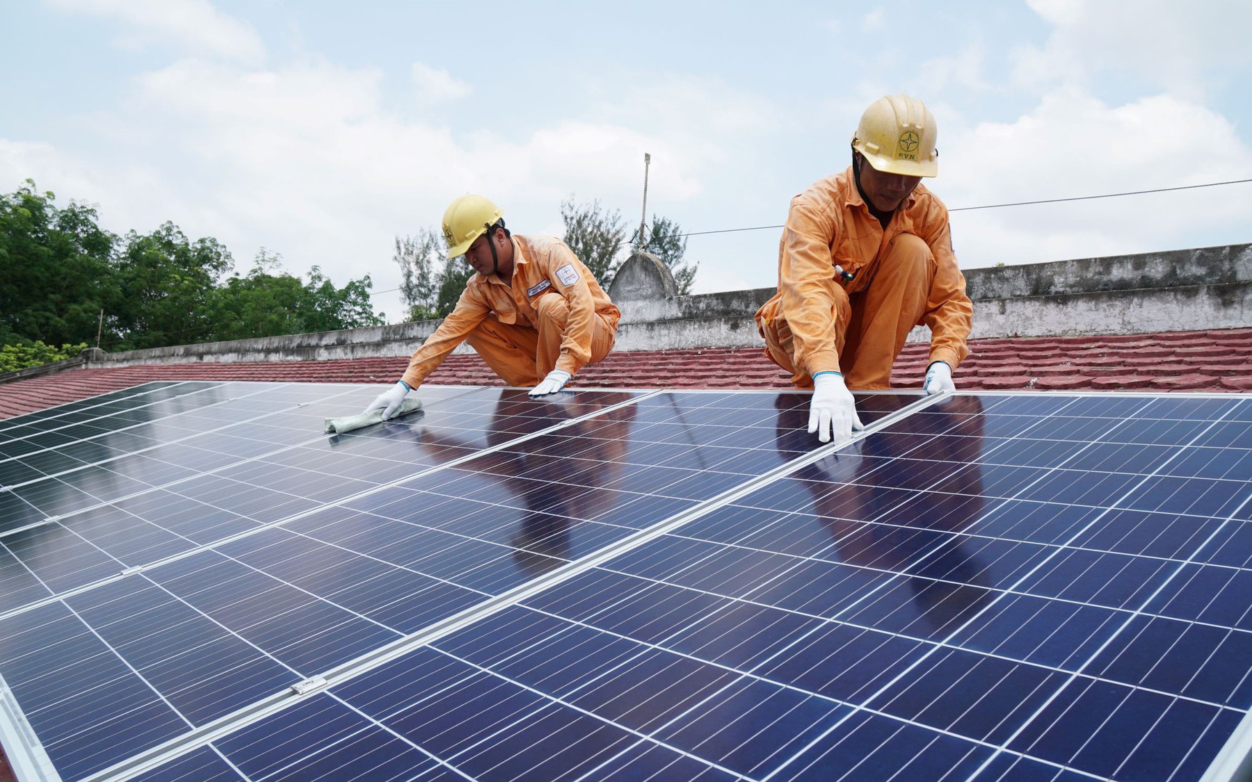 Điện mặt trời m&aacute;i nh&agrave; dư thừa được b&aacute;n tối đa 20% c&ocirc;ng suất