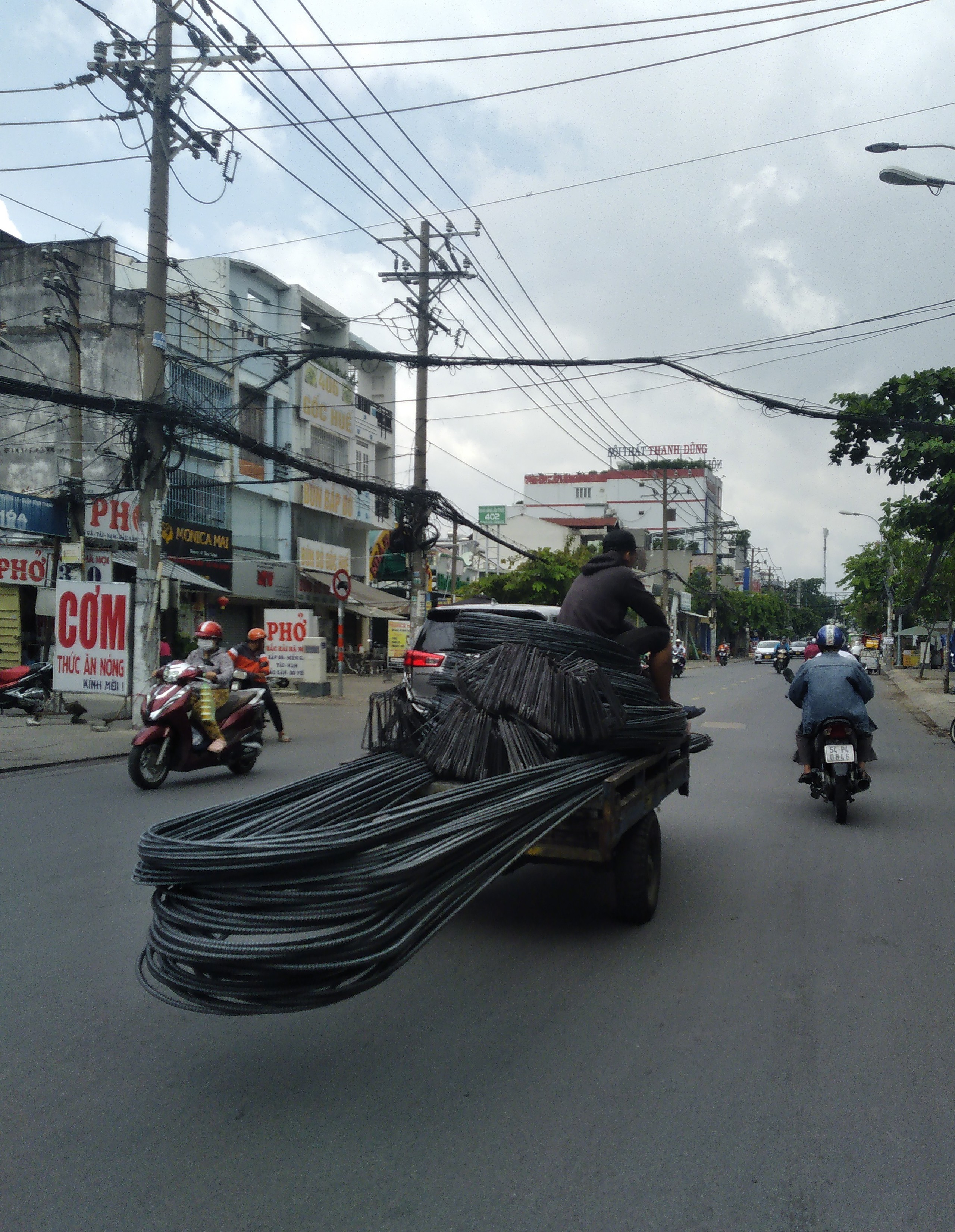 Ớn lạnh với xe chở hàng cồng kềnh- Ảnh 2.