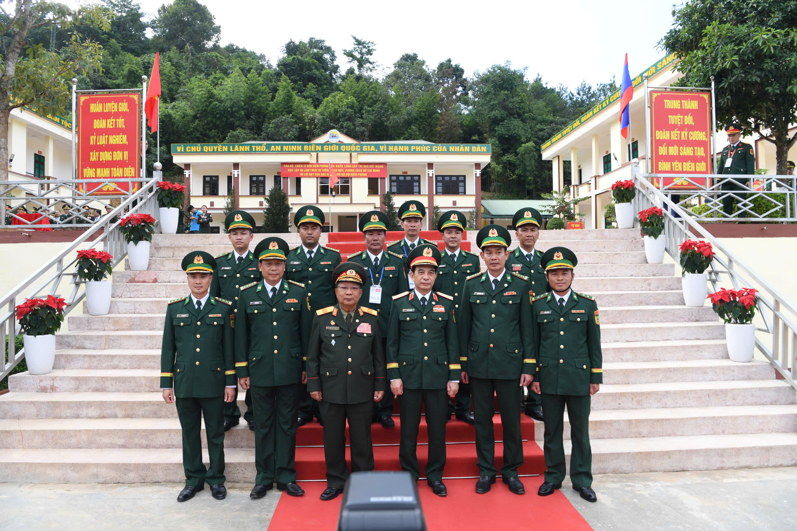 Hai Bộ trưởng Quốc ph&ograve;ng Việt Nam - L&agrave;o duyệt đội danh dự Qu&acirc;n đội Việt Nam ở bi&ecirc;n giới- Ảnh 10.