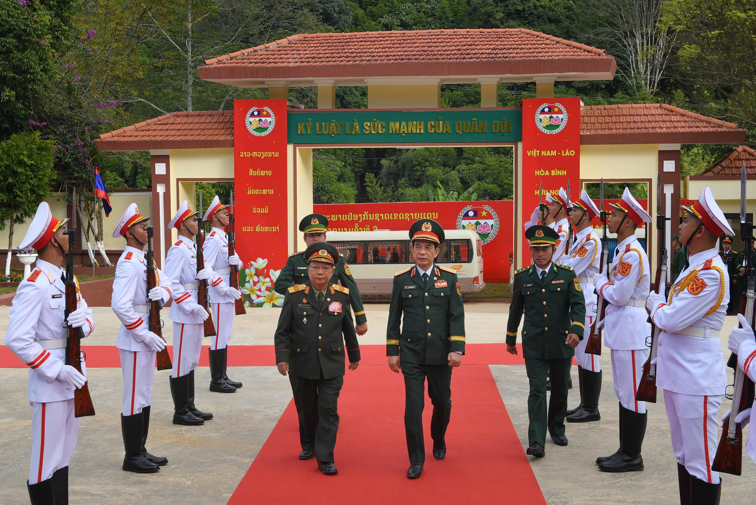 Hai Bộ trưởng Quốc ph&ograve;ng Việt Nam - L&agrave;o duyệt đội danh dự Qu&acirc;n đội Việt Nam ở bi&ecirc;n giới- Ảnh 9.