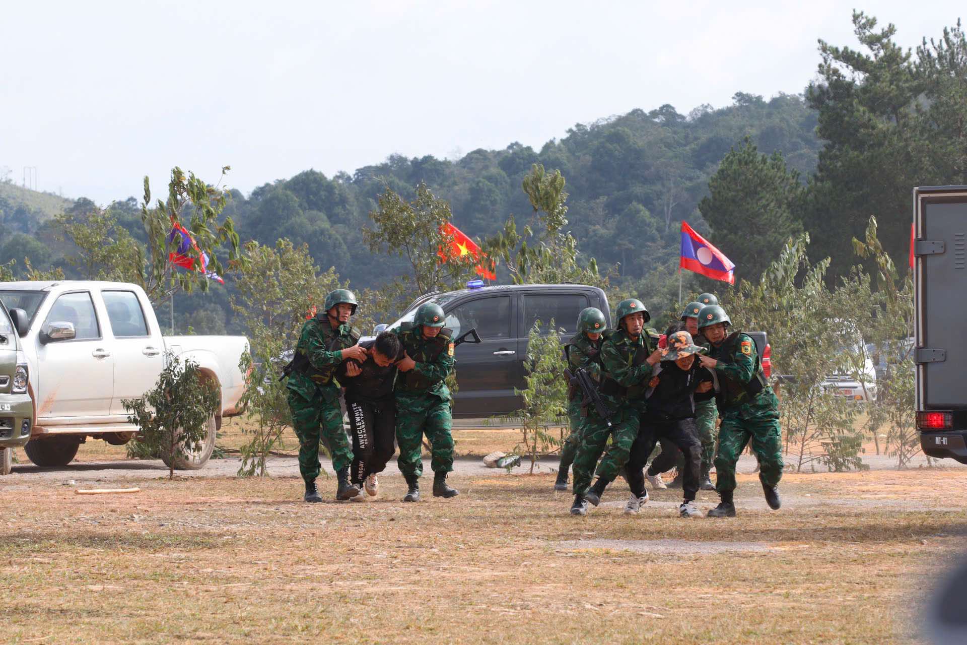 Hai Bộ trưởng Quốc ph&ograve;ng Việt Nam - L&agrave;o duyệt đội danh dự Qu&acirc;n đội Việt Nam ở bi&ecirc;n giới- Ảnh 7.