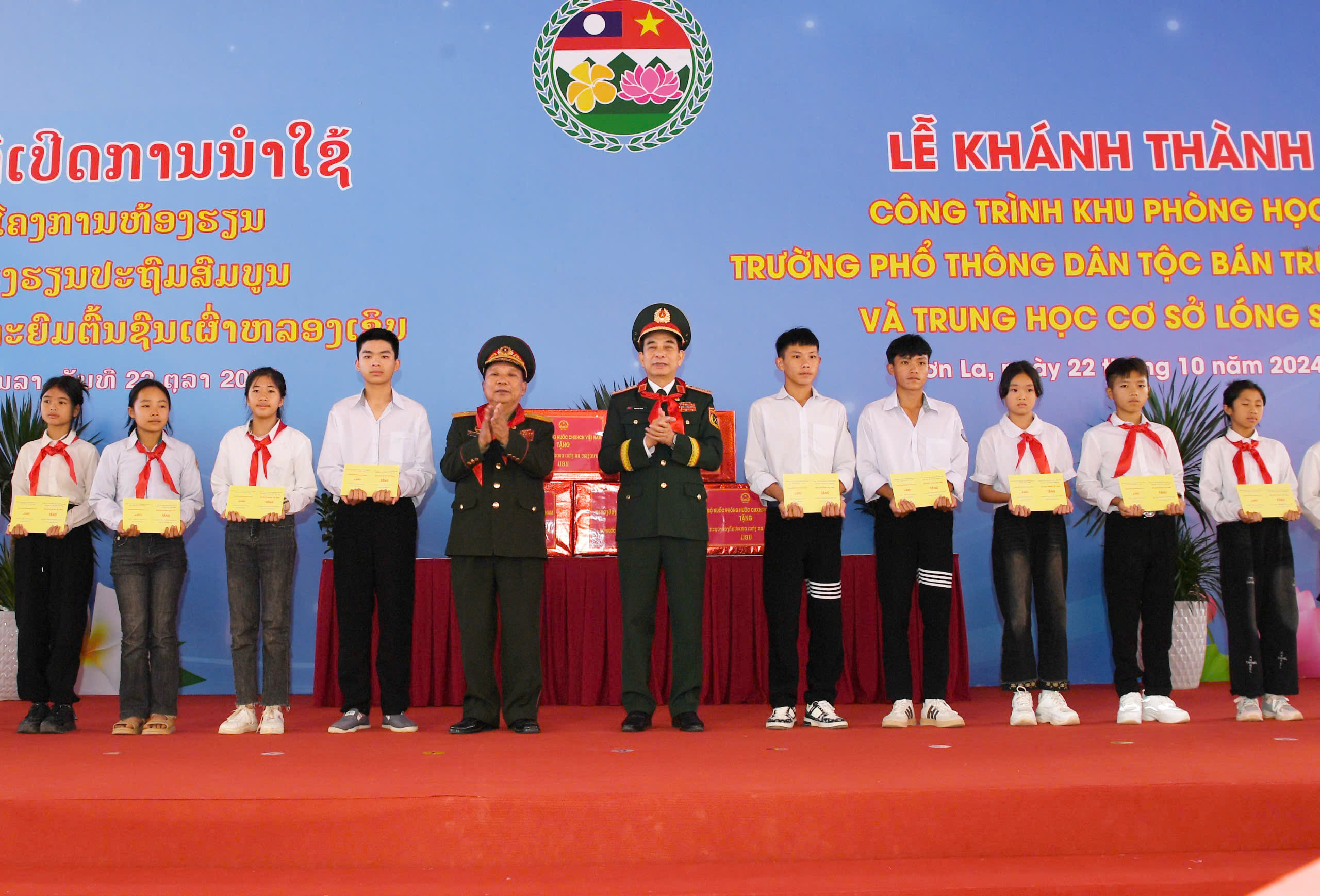 Hai Bộ trưởng Quốc ph&ograve;ng Việt Nam - L&agrave;o duyệt đội danh dự Qu&acirc;n đội Việt Nam ở bi&ecirc;n giới- Ảnh 12.