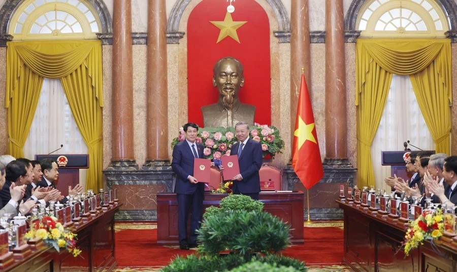 Tổng B&iacute; thư T&ocirc; L&acirc;m v&agrave; Chủ tịch nước Lương Cường b&agrave;n giao c&ocirc;ng t&aacute;c của Chủ tịch nước- Ảnh 6.
