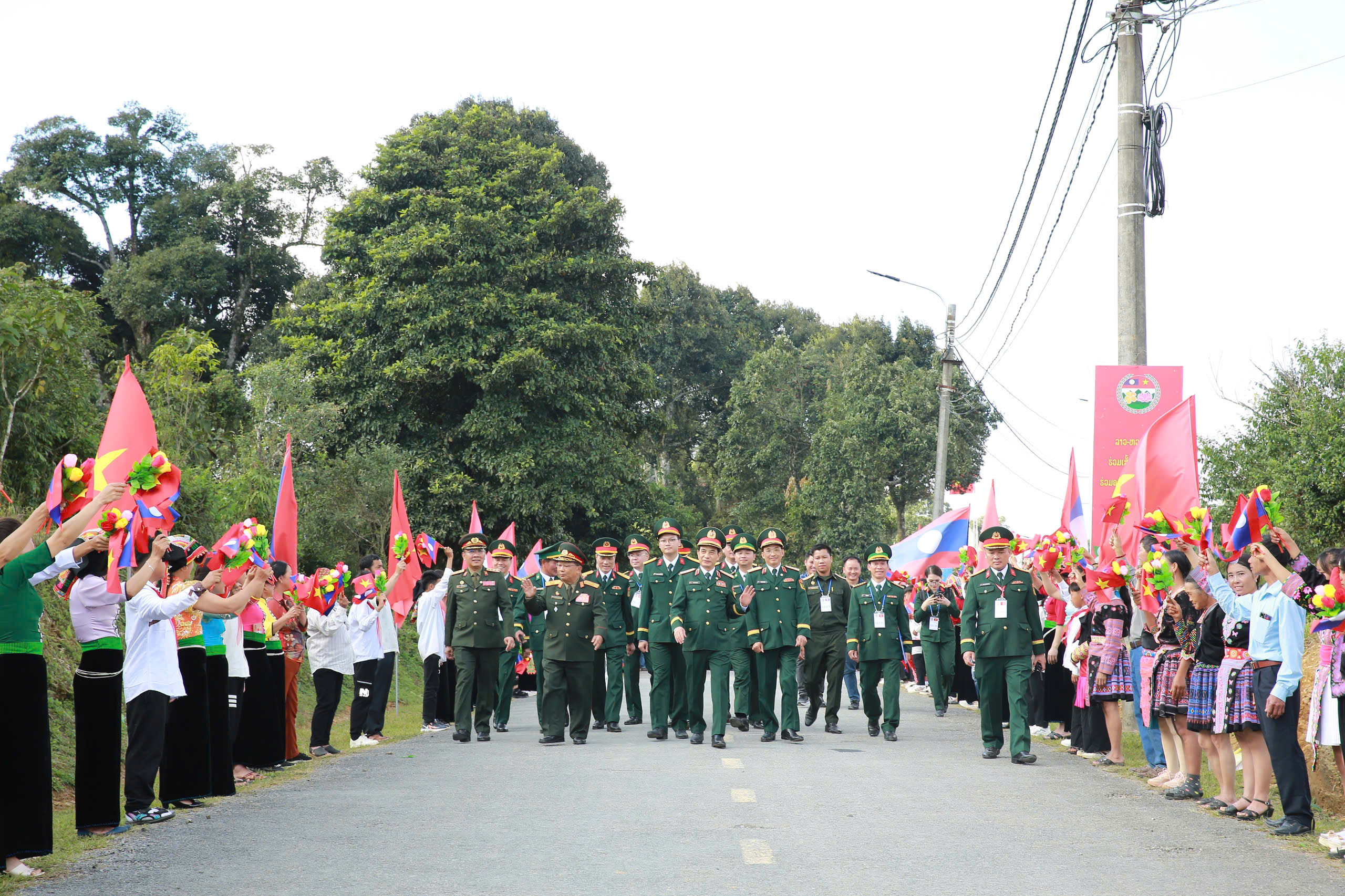 Hai Bộ trưởng Quốc ph&ograve;ng Việt Nam - L&agrave;o duyệt đội danh dự Qu&acirc;n đội Việt Nam ở bi&ecirc;n giới- Ảnh 6.