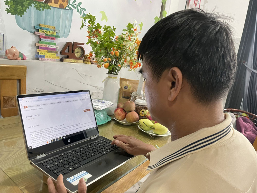 Không chỉ cấp đổi GPLX, nhiều dịch vụ công người dân dễ dàng thực hiện qua môi trường internet. Ảnh: THU HỒNG