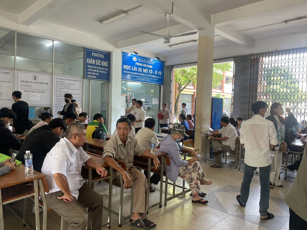 Nhiều người chấp nhận chờ hàng giờ tại điểm cấp, đổi giấy phép lái xe. Ảnh: THU HỒNG