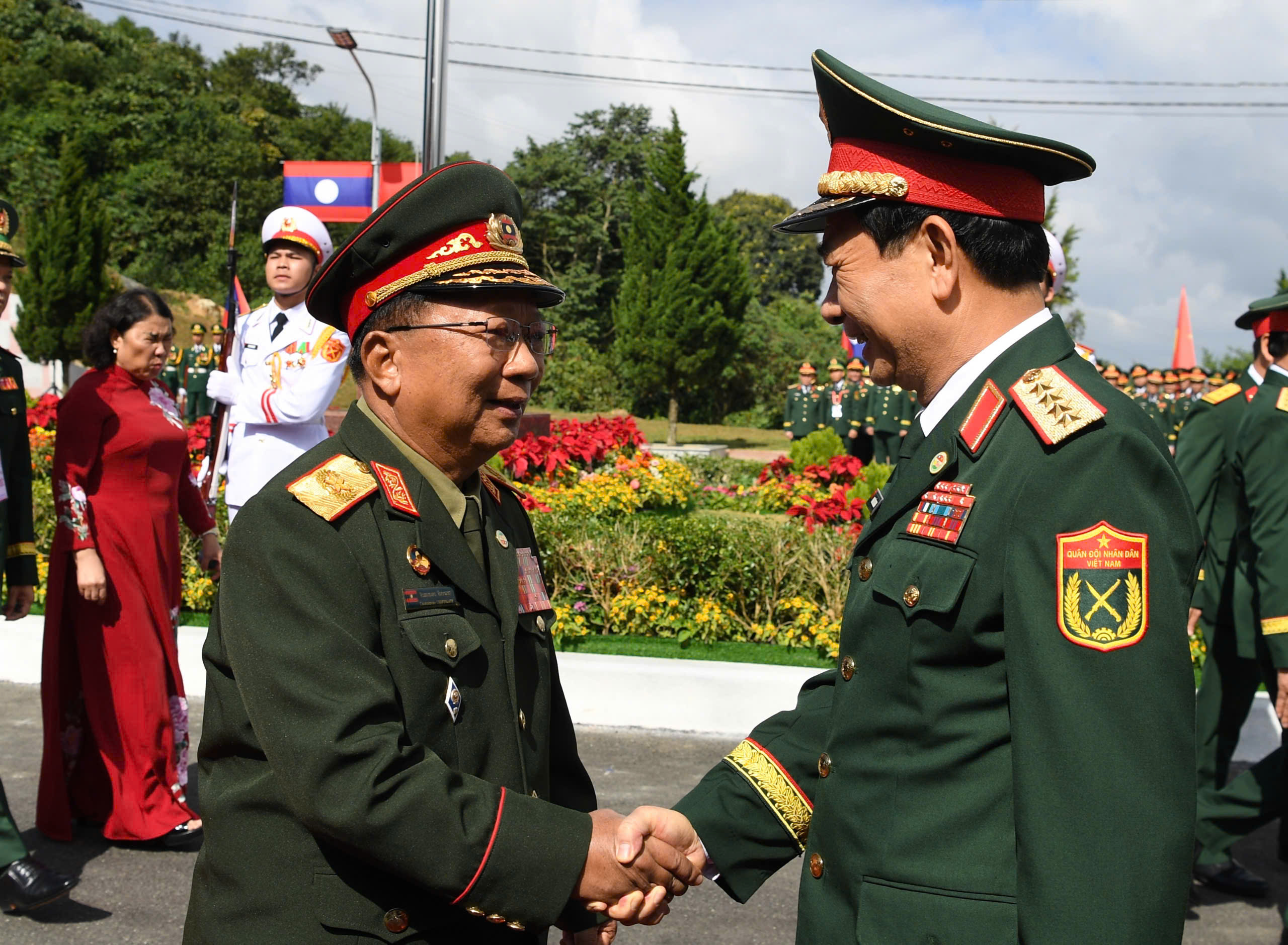 Hai Bộ trưởng Quốc ph&ograve;ng Việt Nam - L&agrave;o duyệt đội danh dự Qu&acirc;n đội Việt Nam ở bi&ecirc;n giới- Ảnh 1.