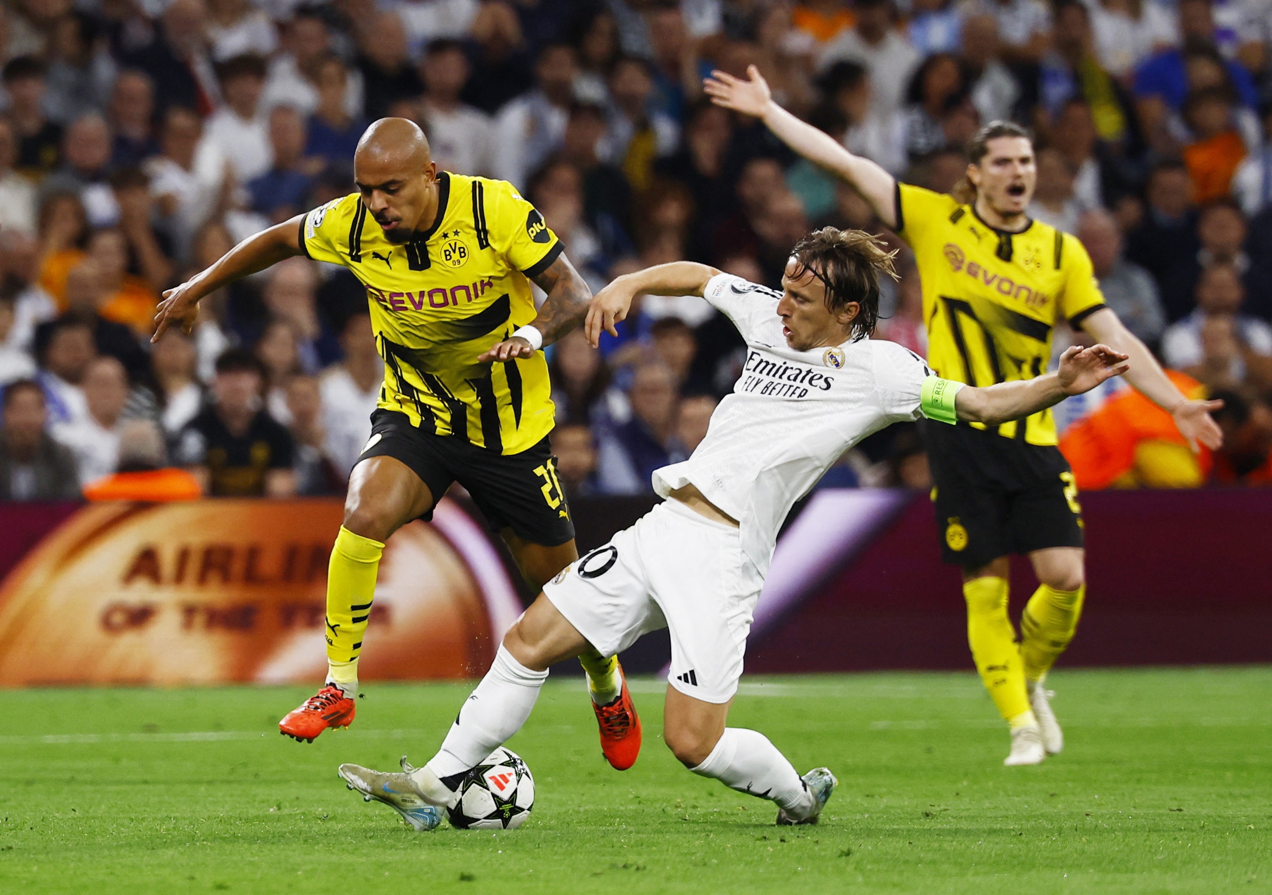 Vinicius bùng nổ, Real Madrid ngược dòng khó tin hạ Dortmund - Ảnh 2.