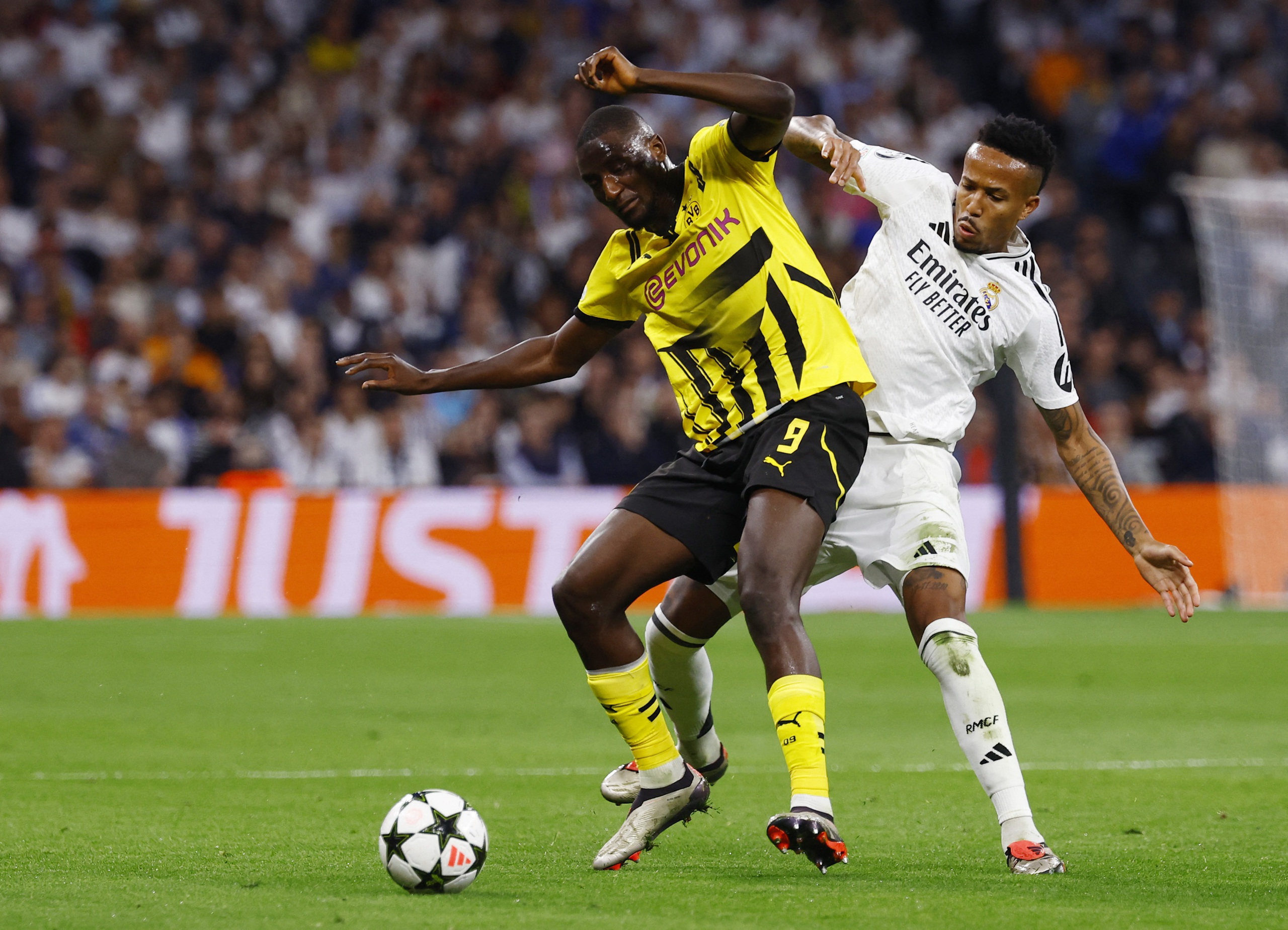 Vinicius bùng nổ, Real Madrid ngược dòng khó tin hạ Dortmund - Ảnh 1.