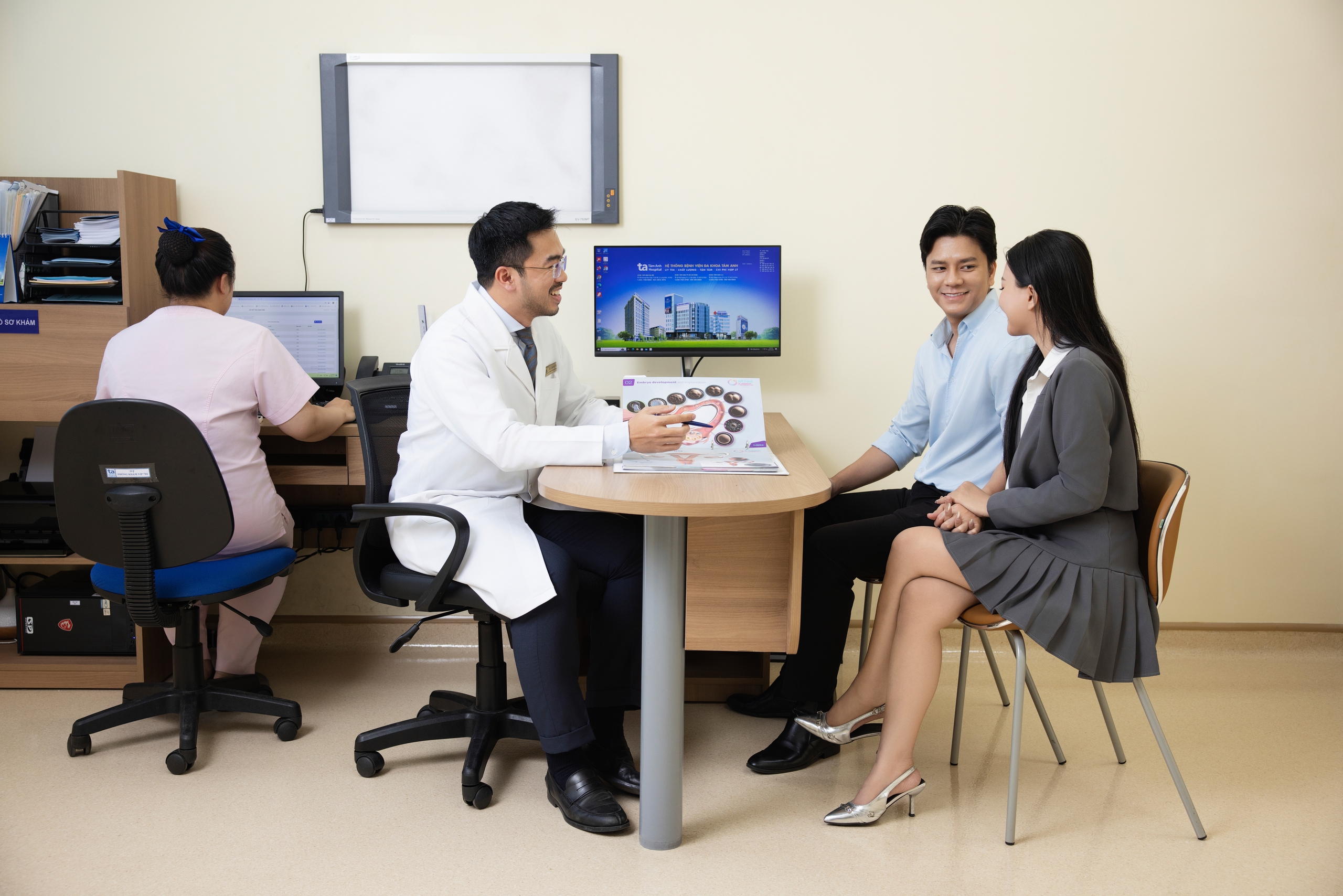Bệnh &aacute;n điện tử mang lại nhiều tiện lợi về thời gian, c&ocirc;ng sức, chi ph&iacute; cho kh&aacute;ch h&agrave;ng, người bệnh