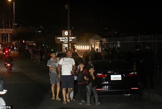 Người d&acirc;n bỏ chạy sau khi qu&acirc;n đội Israel cảnh b&aacute;o họ đang nhắm v&agrave;o khu vực Ouzai v&agrave; v&ugrave;ng ngoại &ocirc; ph&iacute;a Nam của Beirut. Ảnh: EPA
