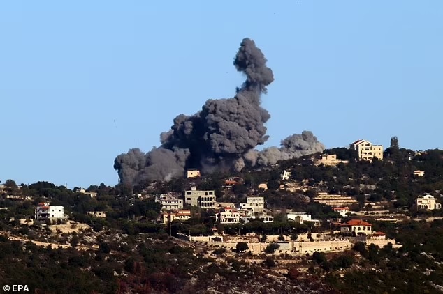 Kh&oacute;i bốc l&ecirc;n sau cuộc kh&ocirc;ng k&iacute;ch của Israel v&agrave;o thị trấn Sejoud, miền Nam Lebanon. Ảnh: EPA