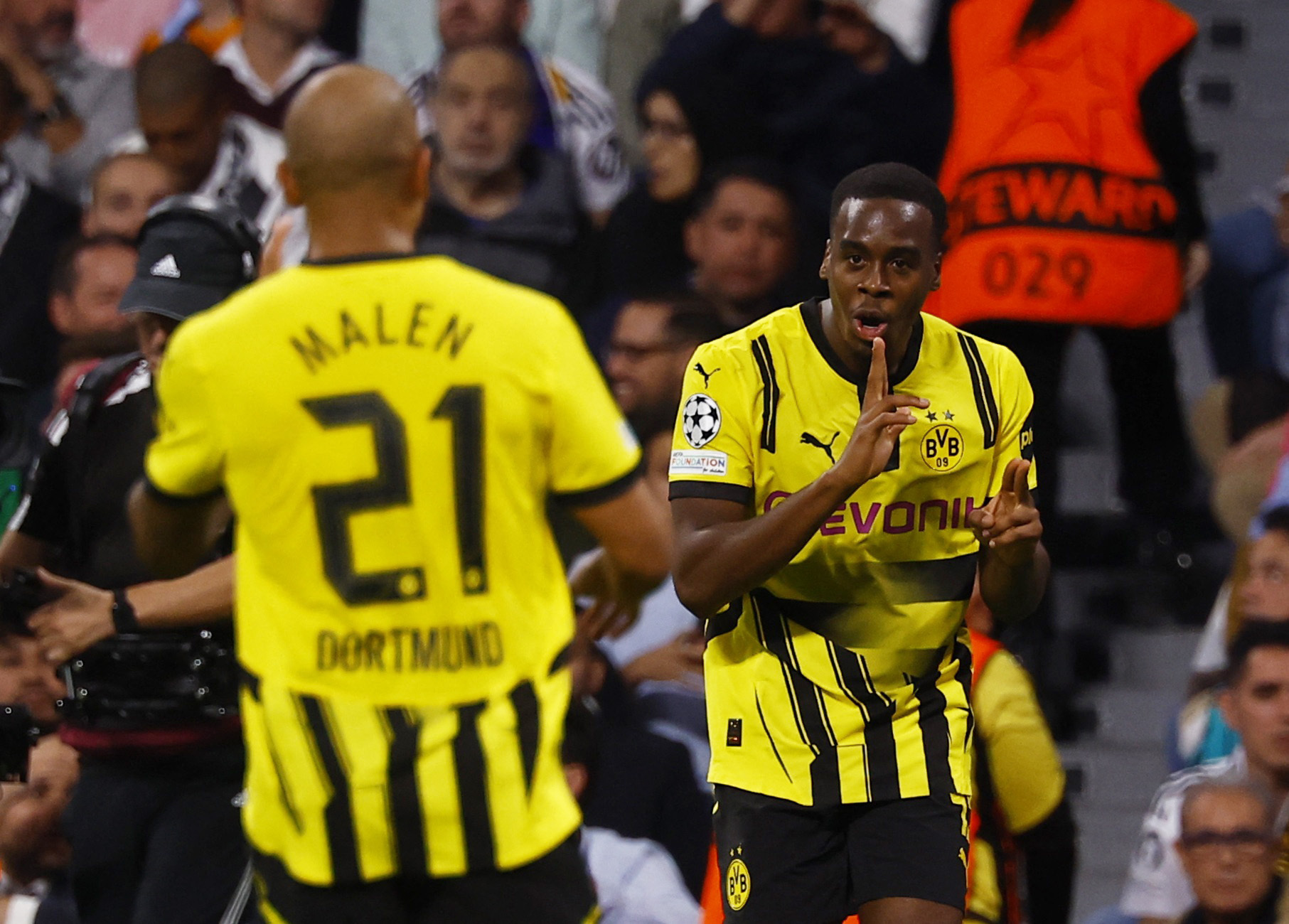 Vinicius bùng nổ, Real Madrid ngược dòng khó tin hạ Dortmund - Ảnh 3.