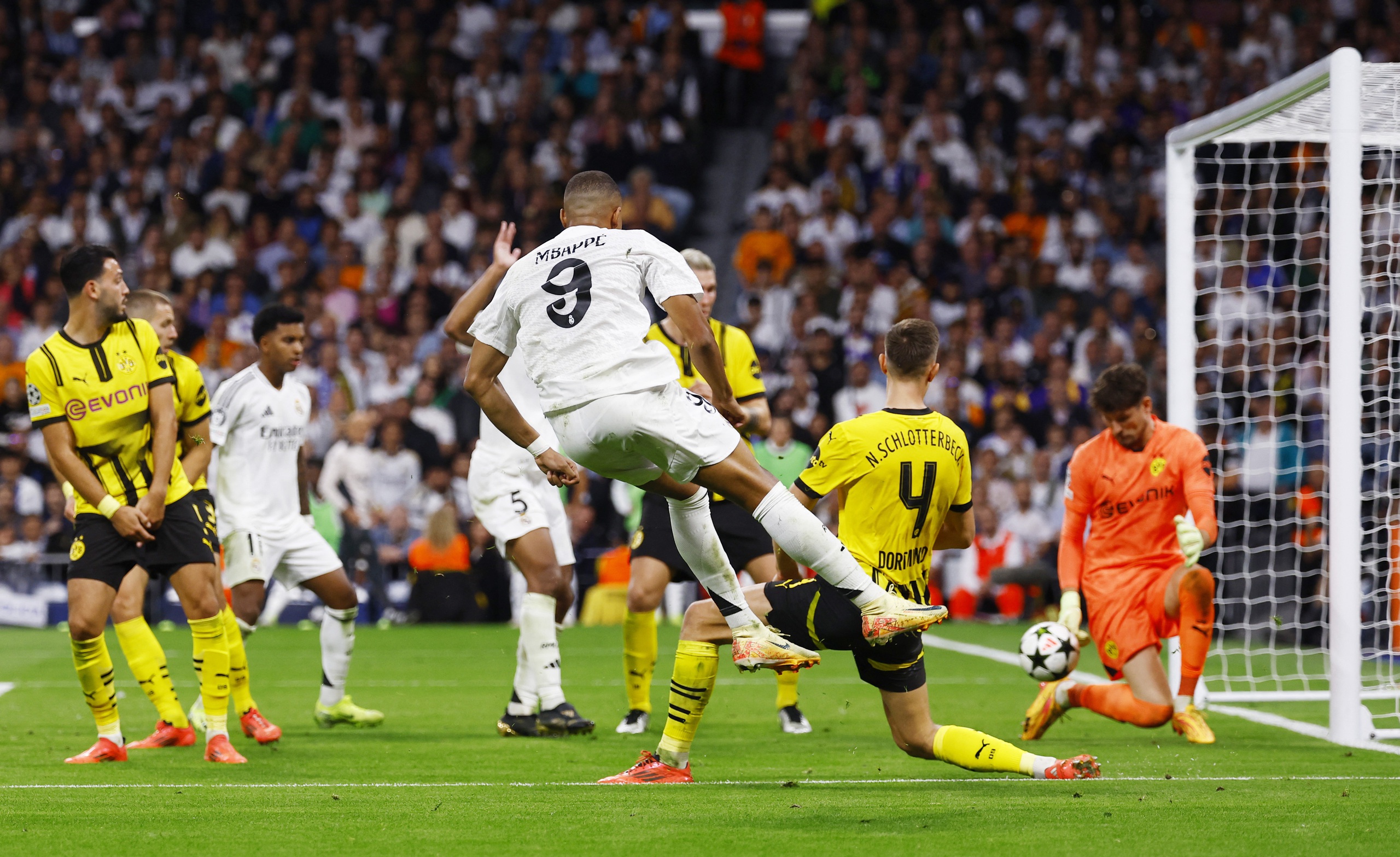 Vinicius bùng nổ, Real Madrid ngược dòng khó tin hạ Dortmund - Ảnh 4.