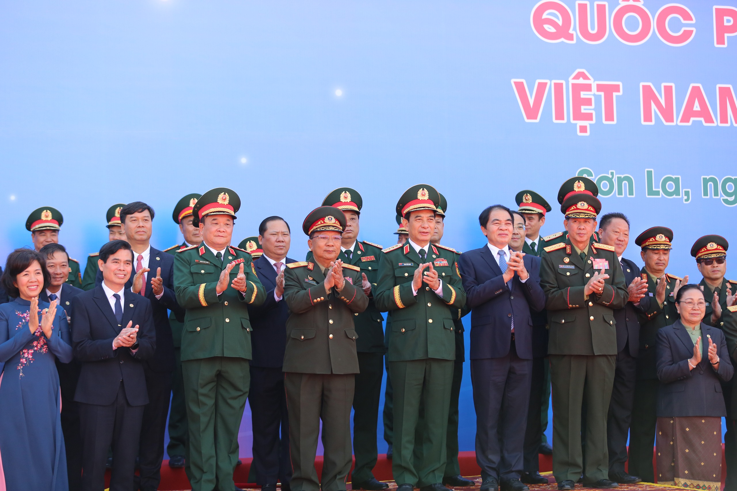 Hai Bộ trưởng Quốc ph&ograve;ng Việt Nam - L&agrave;o duyệt đội danh dự Qu&acirc;n đội Việt Nam ở bi&ecirc;n giới- Ảnh 4.