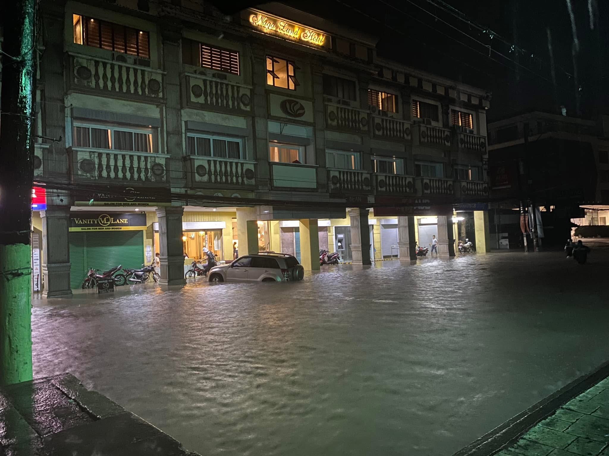 Cảnh tượng ngập lụt dữ dội do b&atilde;o Trami ở Philippines- Ảnh 3.