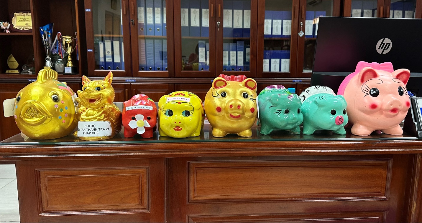 A group of colorful piggy banks Description automatically generated