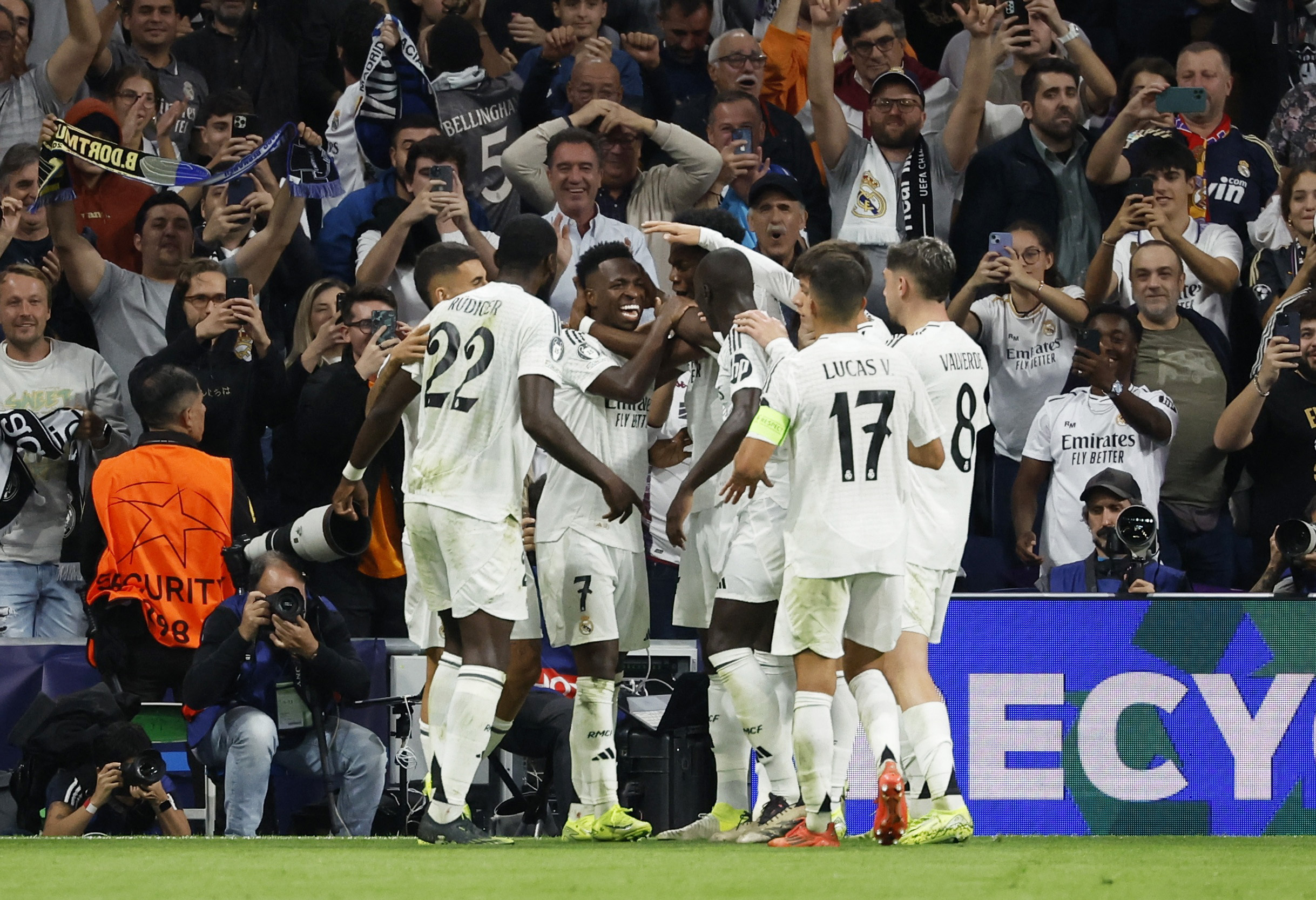 Vinicius bùng nổ, Real Madrid ngược dòng khó tin hạ Dortmund - Ảnh 6.