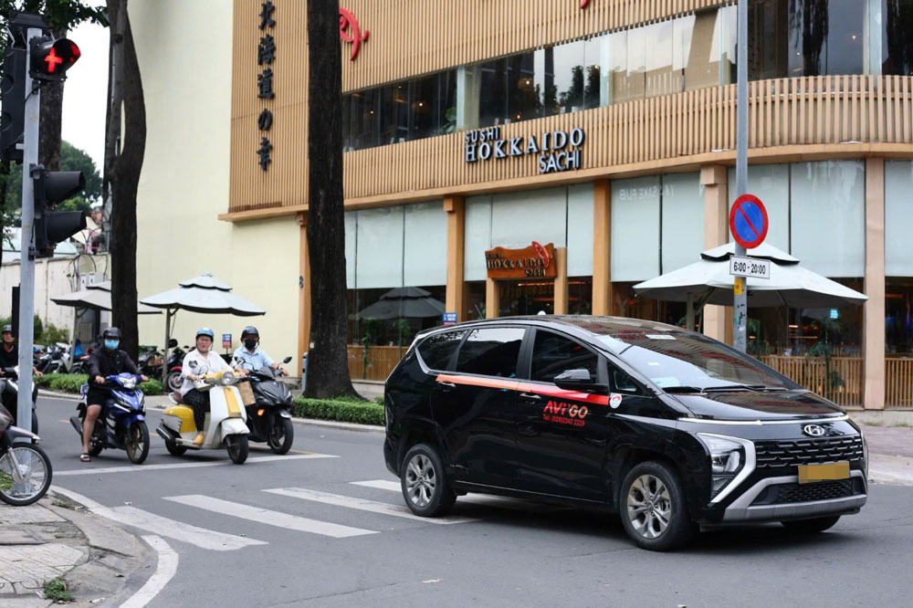Ô tô đỗ chắn vạch kẻ dành cho người đi bộ khi dừng đèn đỏ trên đường Lê Quý Đôn, quận 3, TP HCM. Ảnh: ÁI MY
