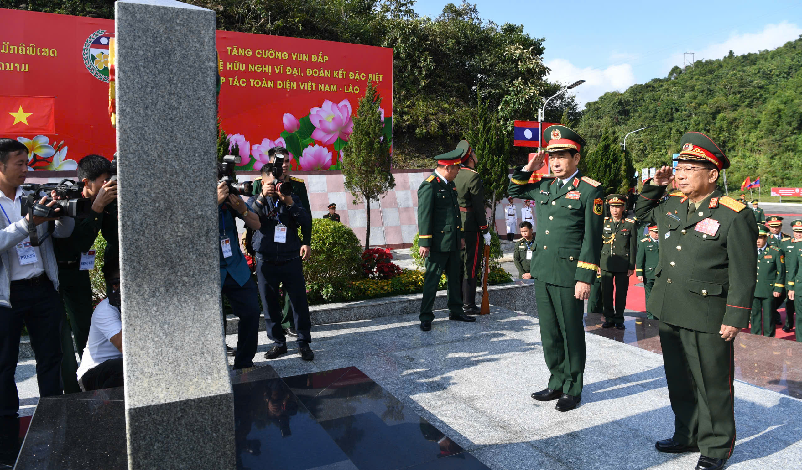 Hai Bộ trưởng Quốc phòng Việt Nam và Lào tô son cột mốc biên giới- Ảnh 2.