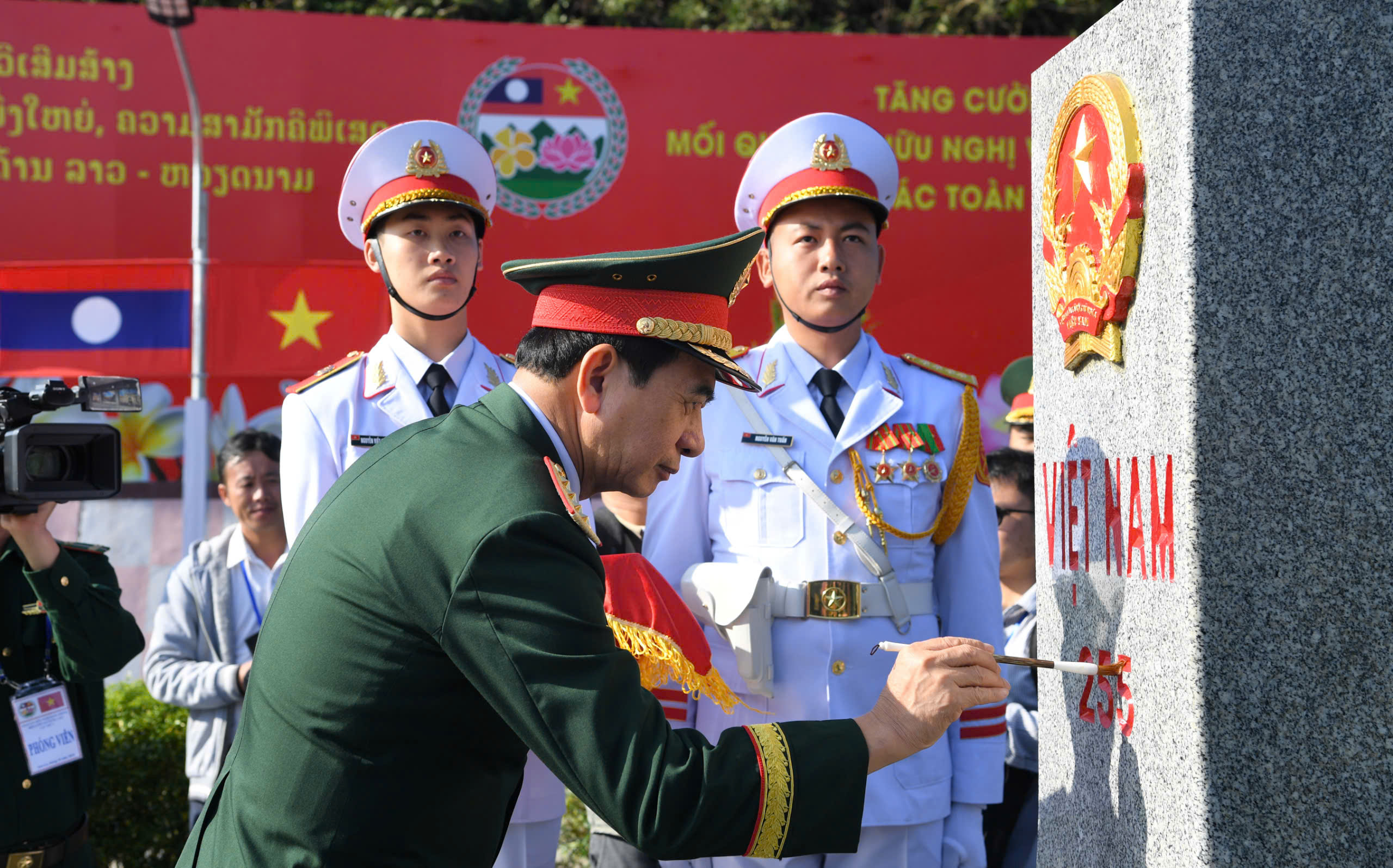 Hai Bộ trưởng Quốc phòng Việt Nam và Lào tô son cột mốc biên giới- Ảnh 3.