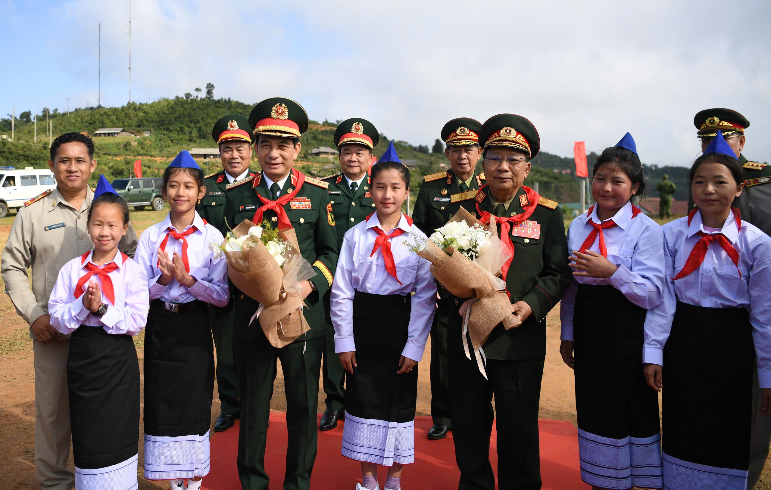 Hai Bộ trưởng Quốc phòng Việt Nam và Lào tô son cột mốc biên giới- Ảnh 9.