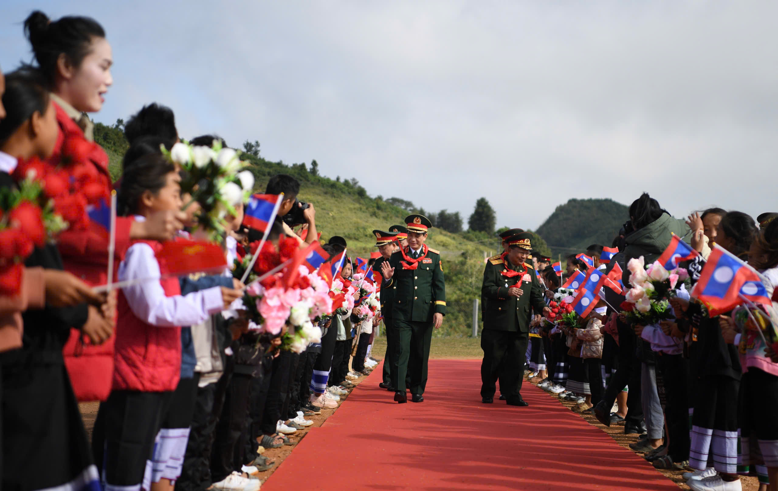 Hai Bộ trưởng Quốc phòng Việt Nam và Lào tô son cột mốc biên giới- Ảnh 7.