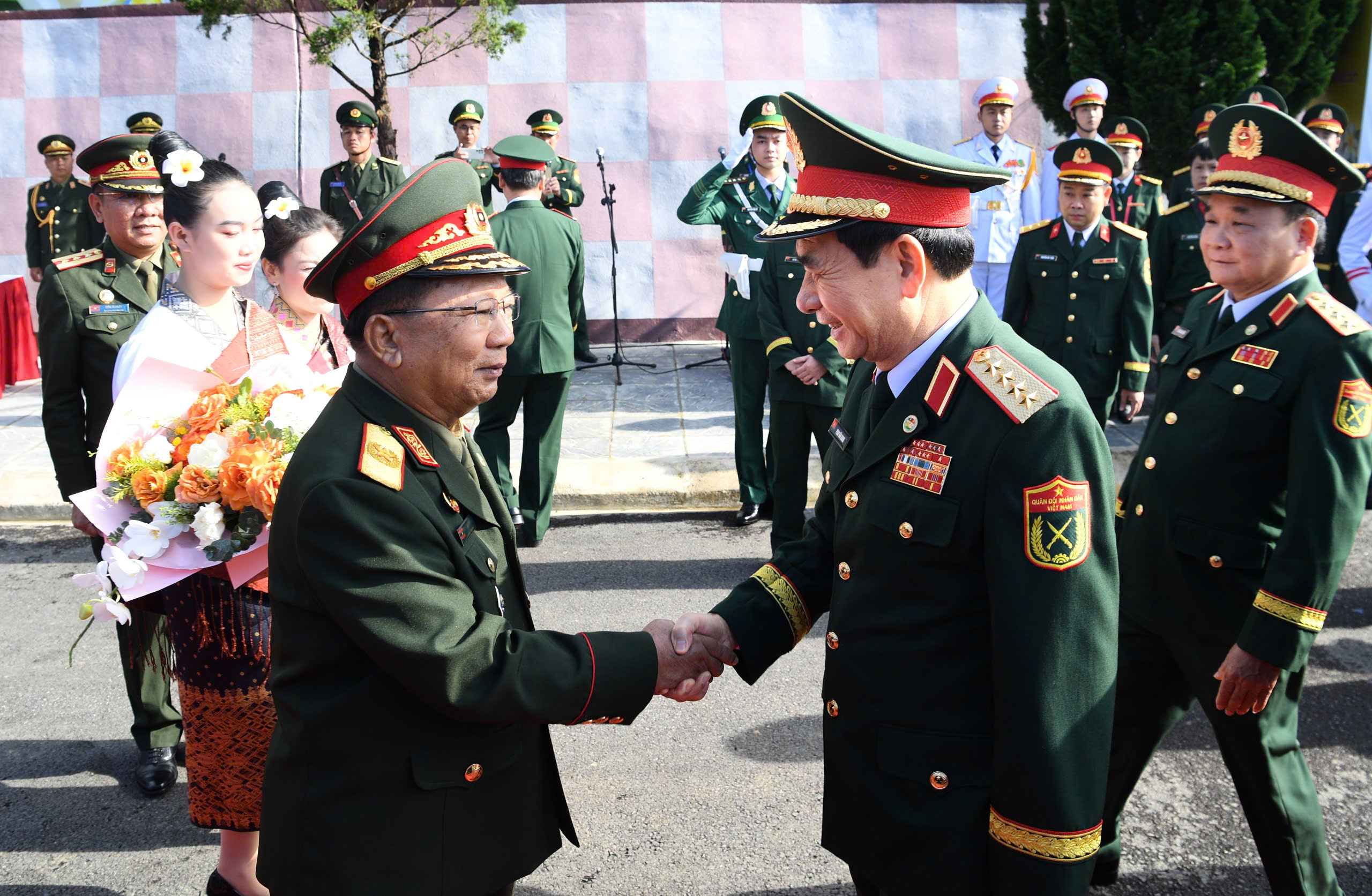 Hai Bộ trưởng Quốc phòng Việt Nam và Lào tô son cột mốc biên giới- Ảnh 1.