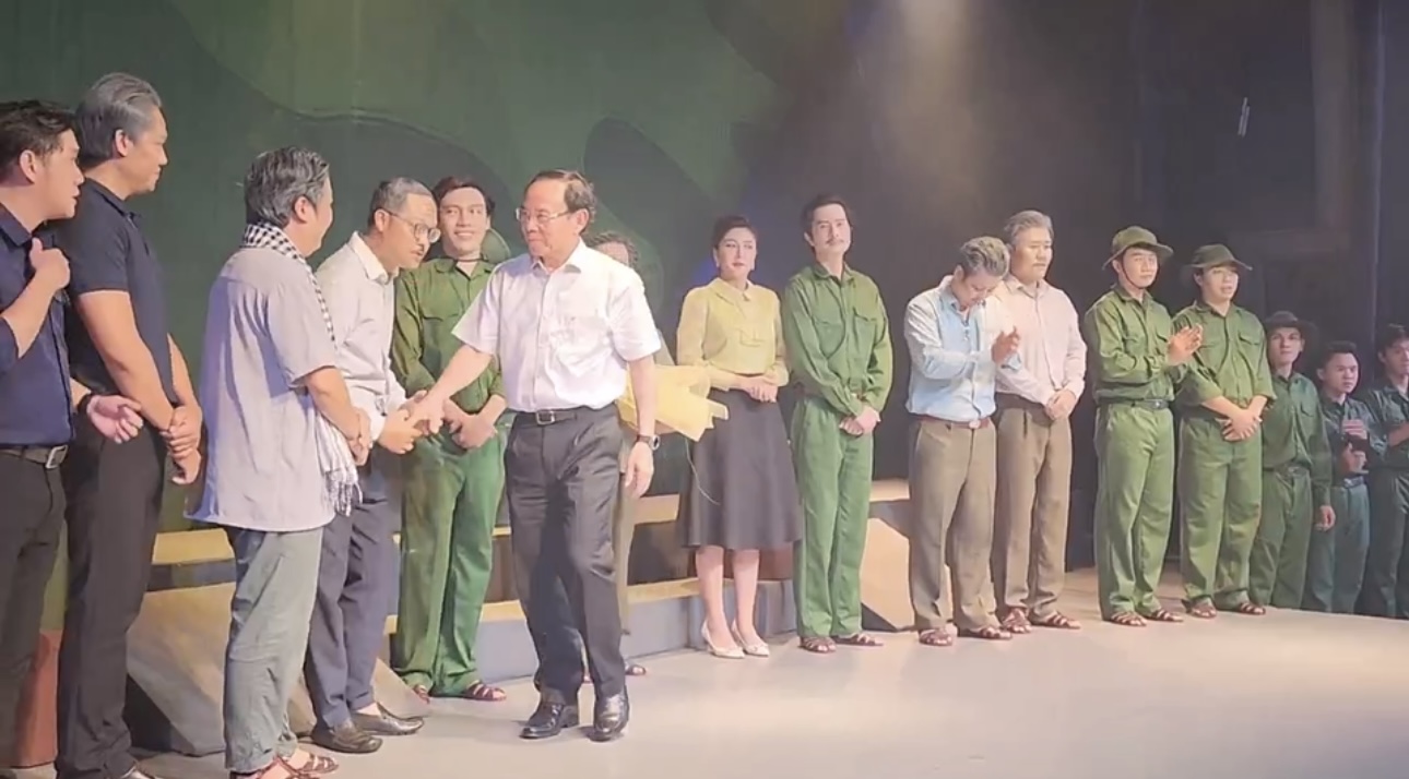 Bí thư Thành ủy TP HCM Nguyễn Văn Nên xem và chúc mừng vở kịch "Đồng chí"- Ảnh 2.