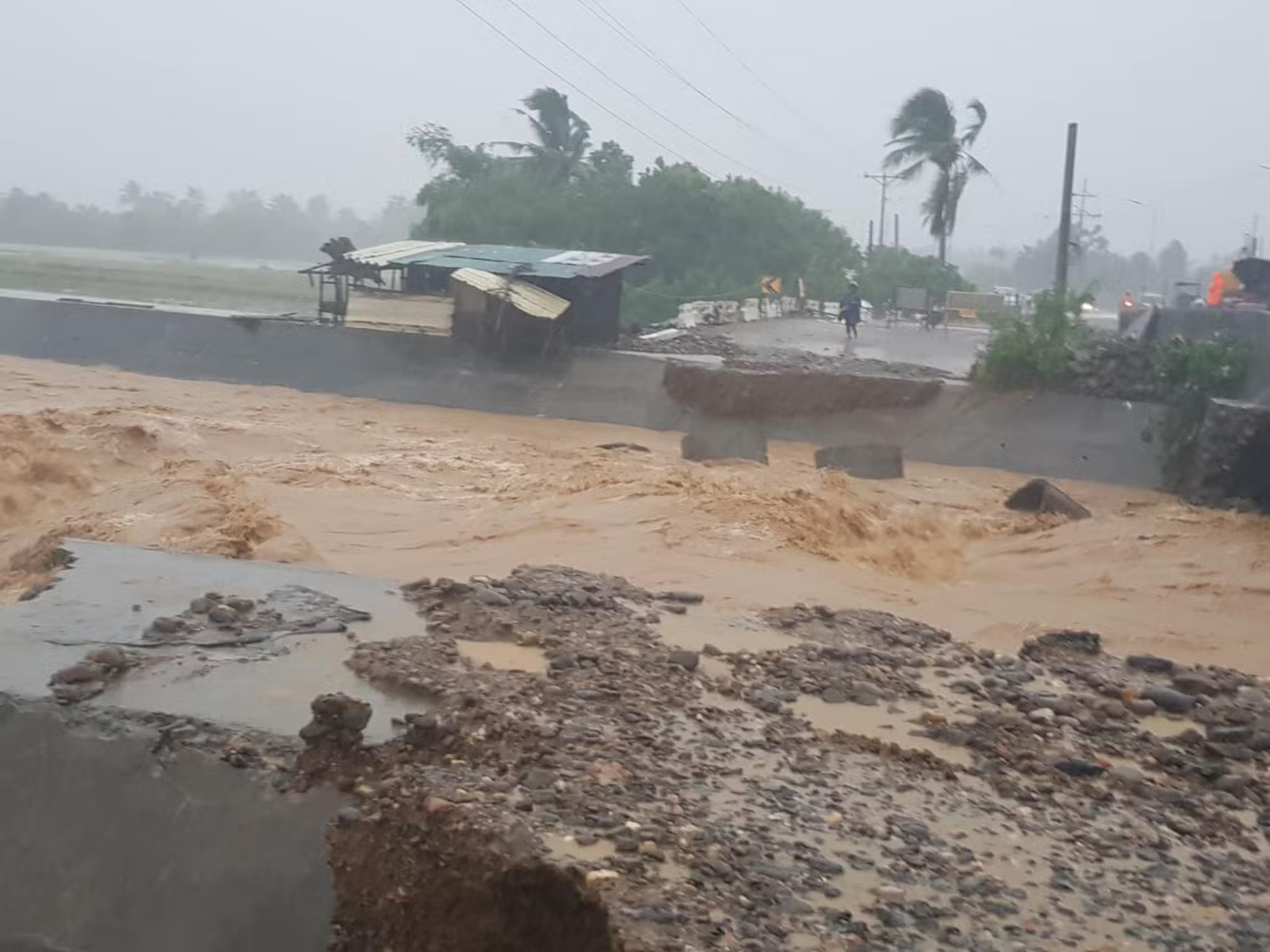 Philippines: 14 người thiệt mạng do b&atilde;o Trami, nước ngập tới ngực- Ảnh 1.