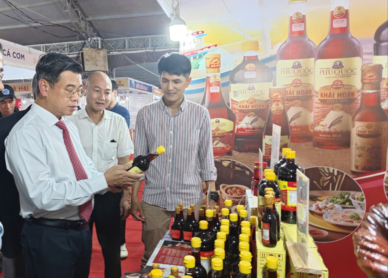 Lễ hội nước mắm TPHCM ch&iacute;nh thức mở cửa đ&oacute;n kh&aacute;ch- Ảnh 1.