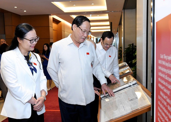 Chủ tịch nước Lương Cường tham quan triển l&atilde;m chuy&ecirc;n đề "Nhật B&aacute;o Quốc hội"- Ảnh 3.