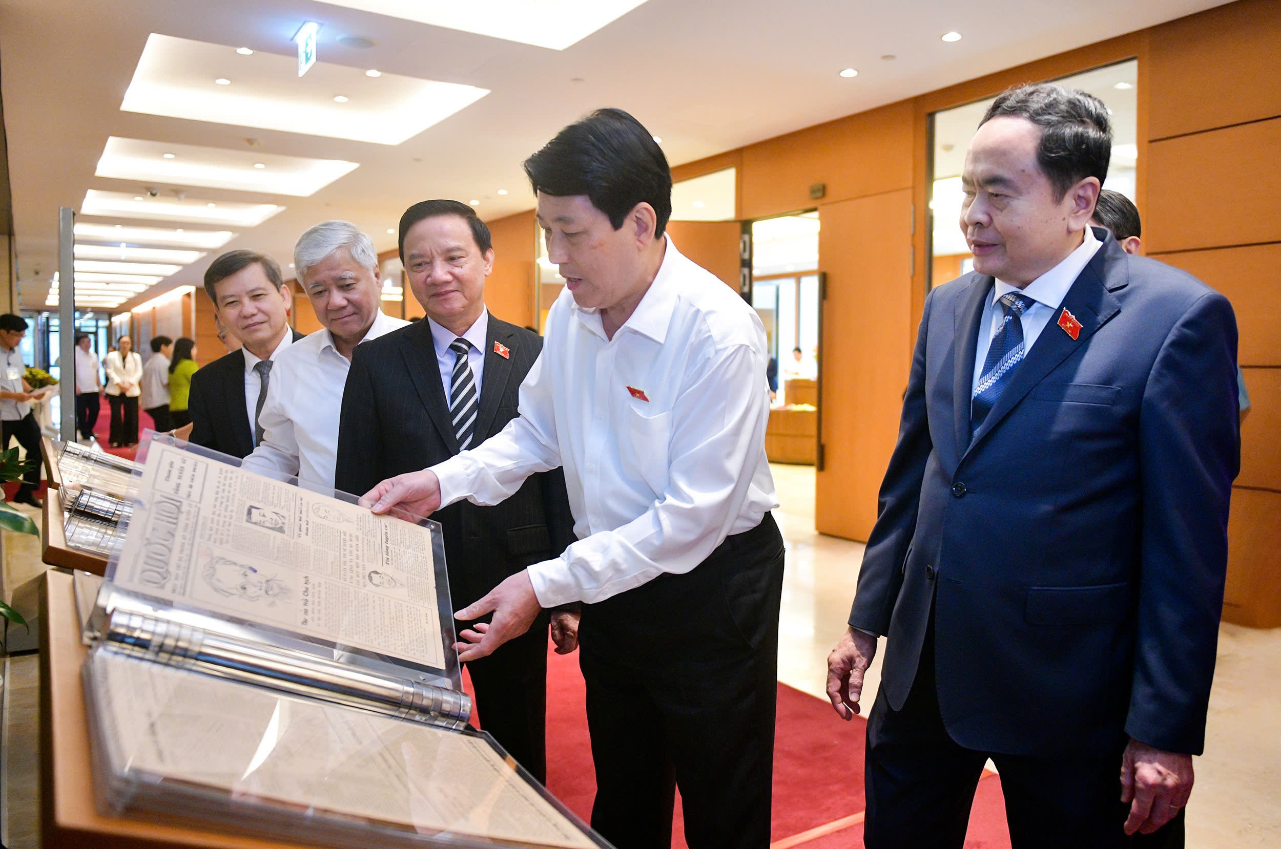 Chủ tịch nước Lương Cường tham quan triển l&atilde;m chuy&ecirc;n đề "Nhật B&aacute;o Quốc hội"- Ảnh 1.