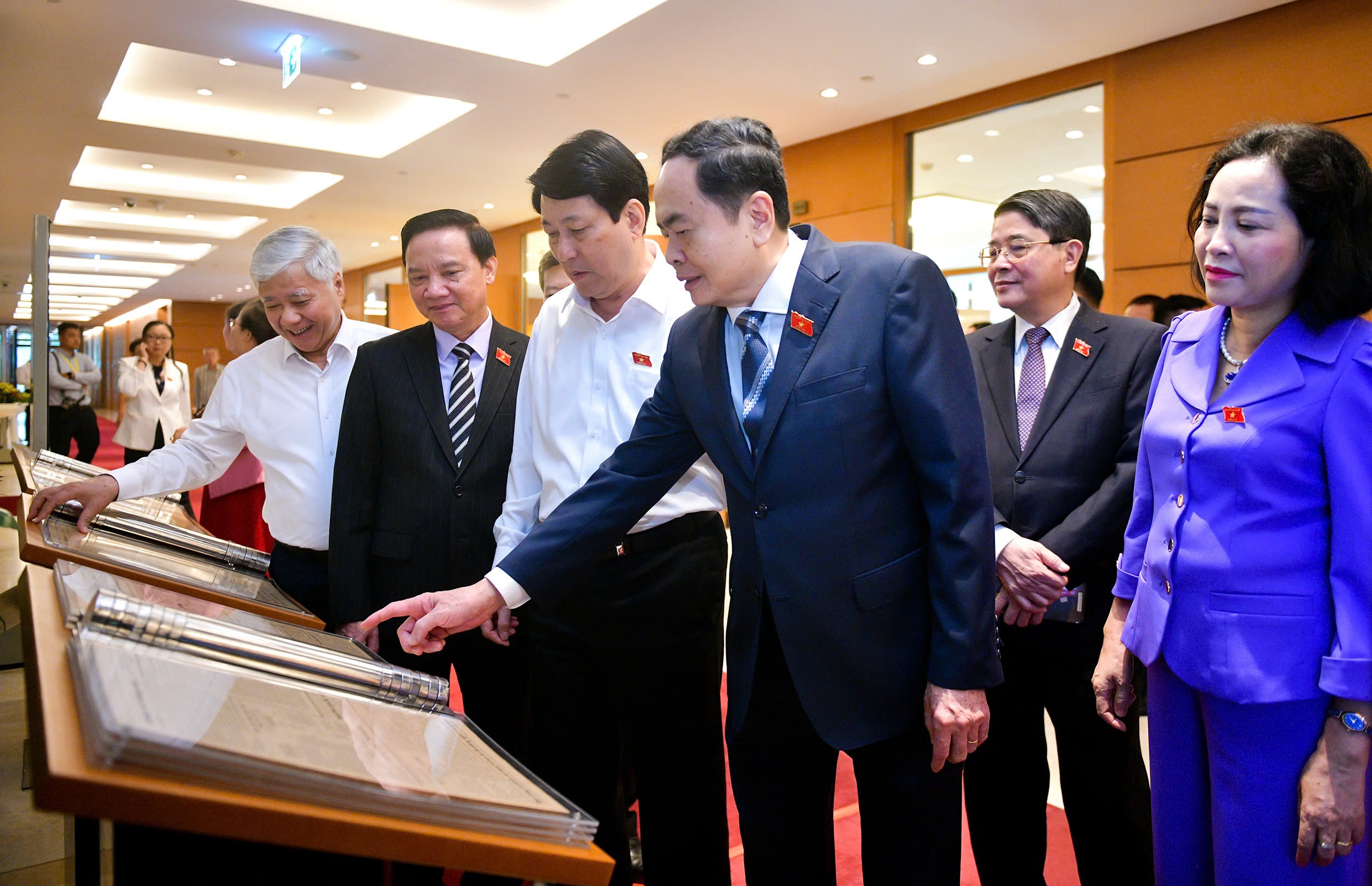 Chủ tịch nước Lương Cường tham quan triển l&atilde;m chuy&ecirc;n đề "Nhật B&aacute;o Quốc hội"- Ảnh 2.