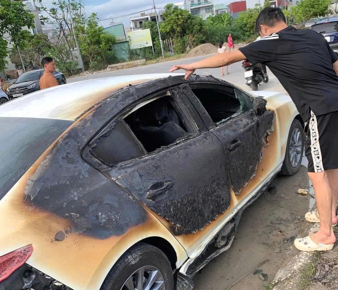 Ph&acirc;n định tr&aacute;ch nhiệm vụ Mazda3 ch&aacute;y khi đậu tr&ecirc;n vỉa h&egrave;- Ảnh 1.