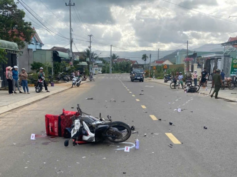 Hai xe m&aacute;y lao vun v&uacute;t, đối đầu nhau, 2 người tử vong- Ảnh 1.