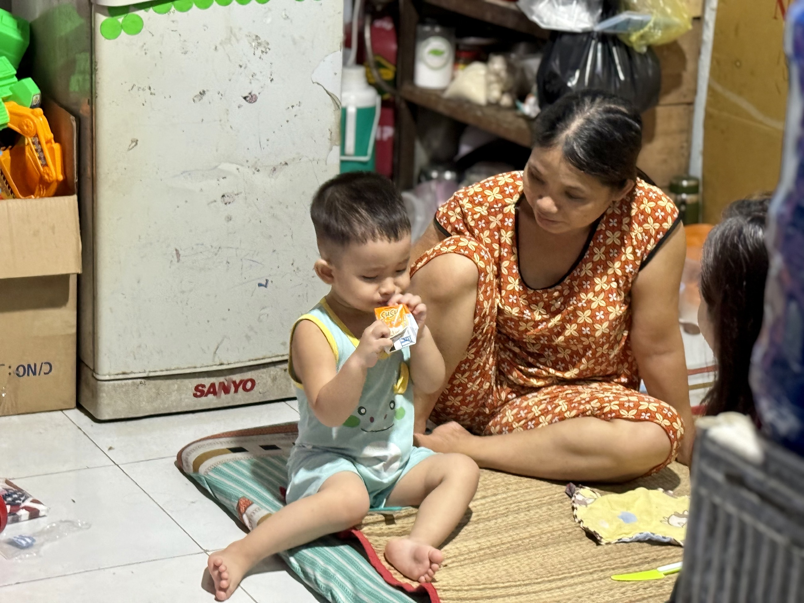 Nữ c&ocirc;ng nh&acirc;n suốt 10 năm kh&ocirc;ng được sống c&ugrave;ng con- Ảnh 2.