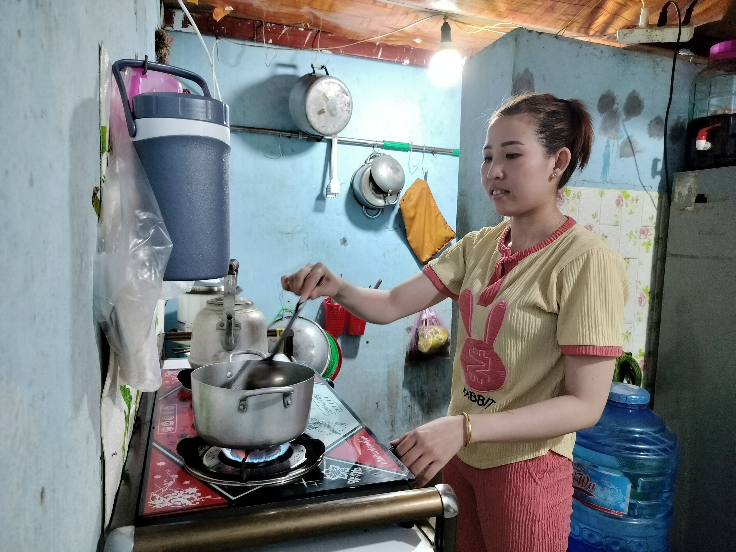 Nữ c&ocirc;ng nh&acirc;n suốt 10 năm kh&ocirc;ng được sống c&ugrave;ng con- Ảnh 1.