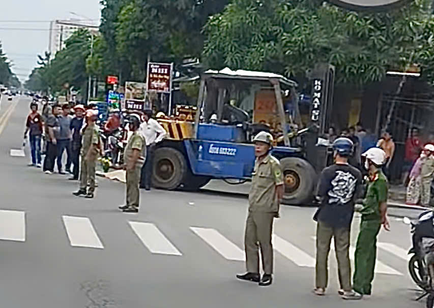Tai nạn giao th&ocirc;ng nghi&ecirc;m trọng ngay giao lộ ở quận B&igrave;nh T&acirc;n- Ảnh 1.