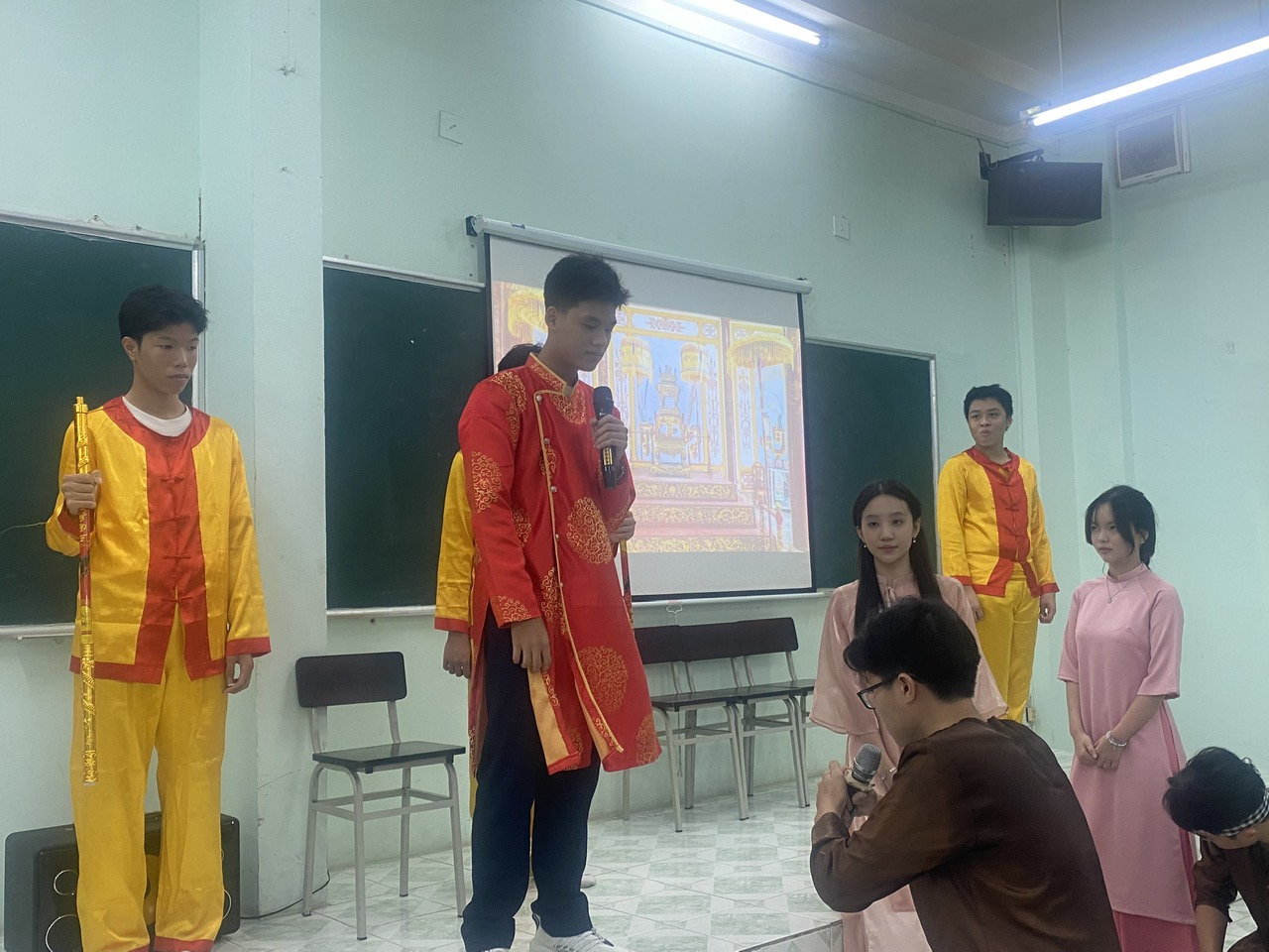 Tiết học văn "b&ugrave;ng nổ" của kh&oacute;a học sinh đầu ti&ecirc;n Trường THCS-THPT Trần Đại Nghĩa- Ảnh 1.