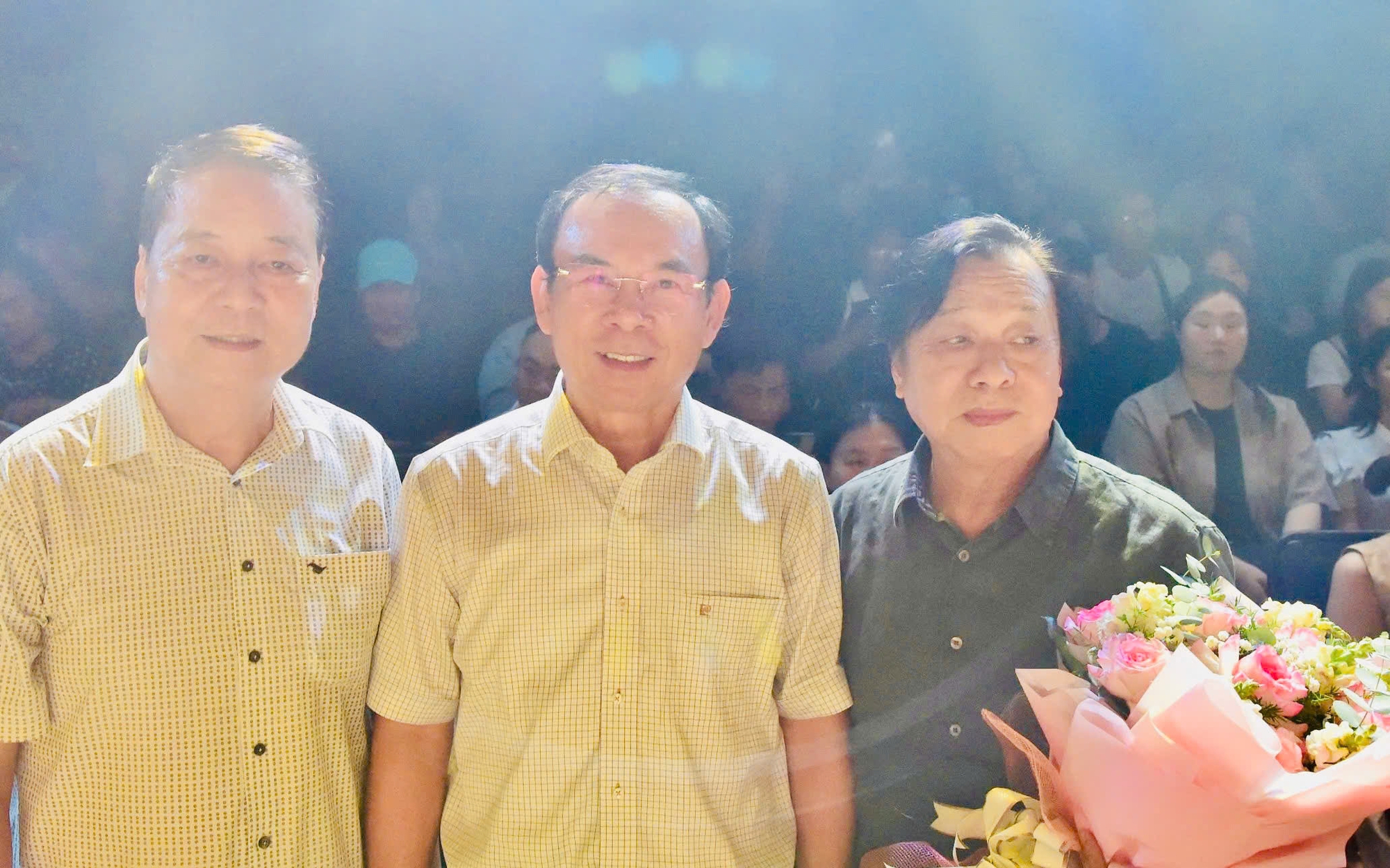 B&iacute; thư Th&agrave;nh ủy TP HCM Nguyễn Văn N&ecirc;n xem v&agrave; ch&uacute;c mừng vở kịch "Đồng ch&iacute;"- Ảnh 1.