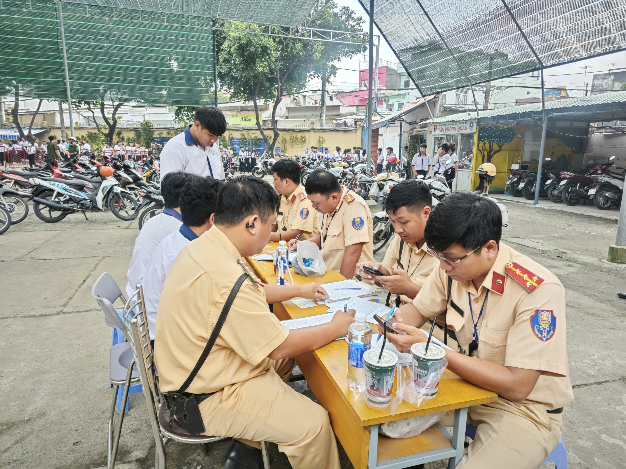 TP HCM: Xe máy, ô tô "làm mưa làm gió" trên đường phố- Ảnh 20.